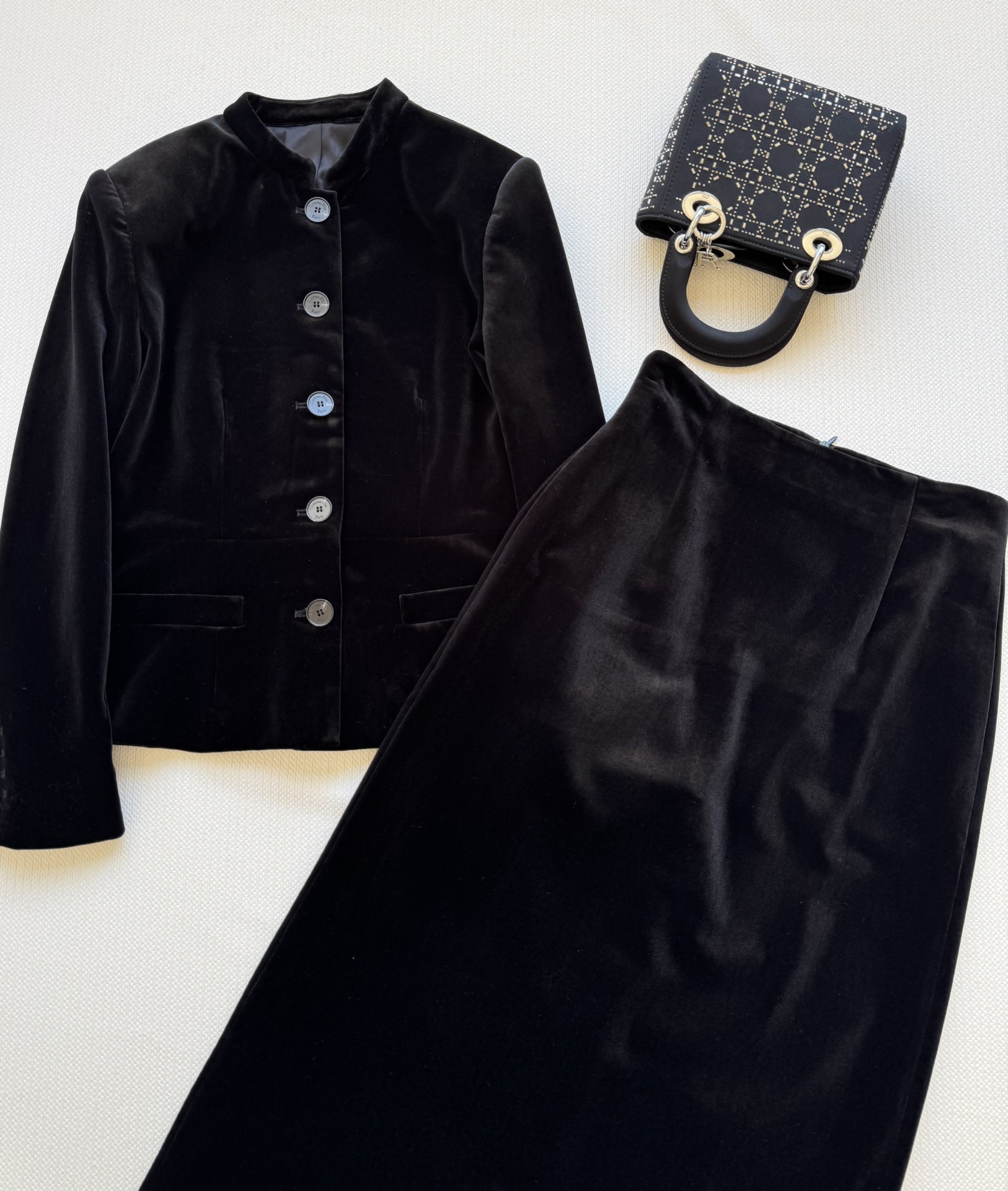 NO:501151,Dio's new Chinese velvet suit imported fabric feels delicate, classic stand-up collar one-breasted button design, buttons with logo, elegant and atmospheric, paired with a skirt, full of high-end feel, SML, dior, skirts, alexander wang19860909Dio*新款新中式丝绒套装进口面料手感细腻 经典立领一排扣设计 扣子带有logo 典雅大气 搭配半身裙一套穿着满满高级感 SML,,dior,skirts,alexander wang,Women's clothing