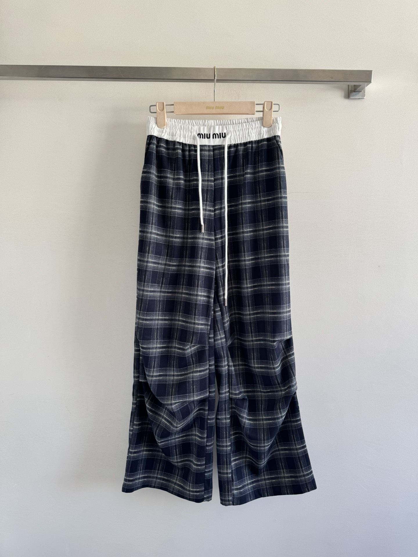 NO:501129,Miumi*25FW new elastic waist plaid wide-leg trousers, unique pleated design, high-end custom fabric, fashionable and easy to wear, light and comfortable fabric, casual and free and easy color, good texture, retro and fashionable, all kinds of figures can be controlled!  2 colors SML, miumiu, alexander wang19860909Miumi*25FW新款松紧腰格子阔腿长裤 独特褶皱设计感 高级定制面料 时髦又好穿搭轻薄舒适的面料 随性洒脱不旦颜色美,质感也好,复古又时尚 各种身材都可以驾驭！2色SML,,miumiu,alexander wang,Women's clothing