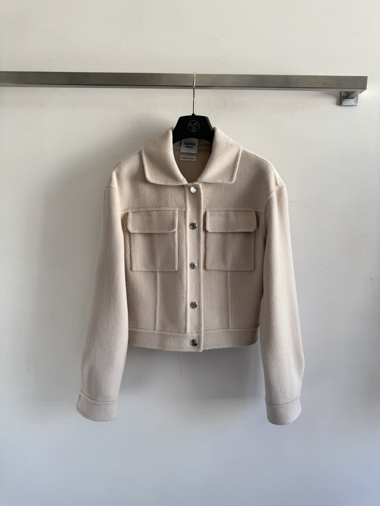 NO:501162,With dust bag HERME*25FW new cashmere short jacket top-grade cashmere fabric, soft and skin-friendly, it looks like being wrapped in clouds, warm and first-class custom hardware buttons Double pocket design Simple and high-end classic H-sleeved short style elegant and handsome, not picky style, very friendly to small people, versatile, fashionable and cool SML-,, hermes, jackets & coats, jackets & coats, alexander wang19860909配防尘袋HERME*25FW新款羊绒短夹克外套顶级羊绒面料,软糯亲肤,贴身穿就像被云朵包裹,保暖性一流定制五金纽扣 双口袋设计 简约高级 经典H收摆小短款版型优雅帅气 不挑人的款式 对小个子也是很友好的长度 百搭时髦又酷飒SML-,,hermes,jackets & coats,jackets & coats,alexander wang,Women's clothing