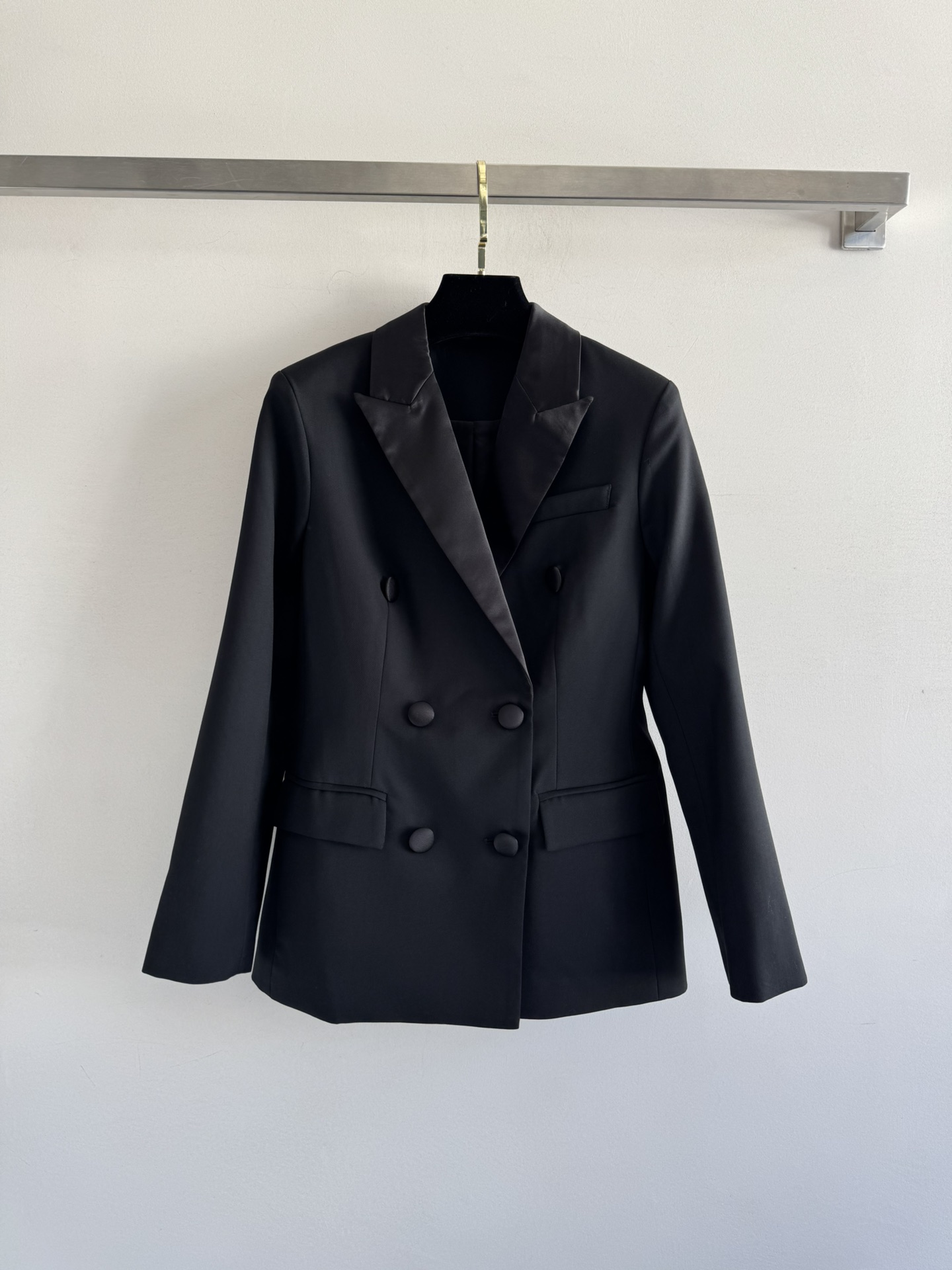 NO:501128,Saint Lauren* new double-breasted suit in autumn and winter ♀ The regular style can make you look slim and easy to wear, and the design is crisp and stylish with a double-row buckle. It is low-key and luxurious. The simple outfit will be capable and elegant and quickly pull the SML, saint laurent, alexander wang19860909Saint Lauren*秋冬新款双排扣西服♀常规的版型可以显瘦好穿、,采用枪驳领拼接面料设计挺括有型 配以双排包扣低调又奢华,简单的穿搭将干练与优雅迅速拉满SML,,saint laurent,alexander wang,Women's clothing