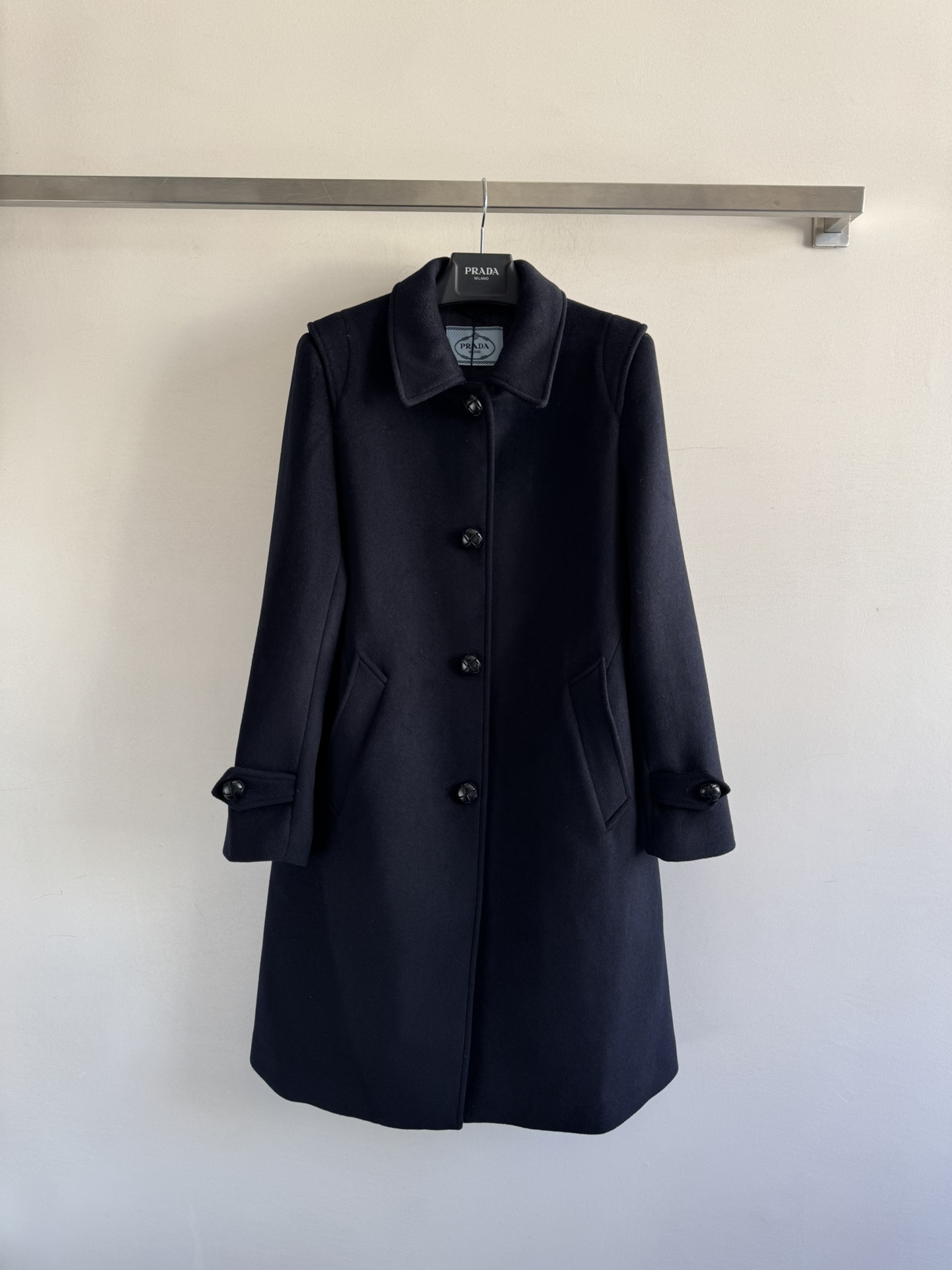NO:501124,Prad*25FW new wool coat, mid-length style design, leather triangle embellishment behind cowhide buckle decoration, full details, no matter tall or small, it is also very friendly to small people. The navy blue looks so beautiful, it is very high-end and versatile, not picky, easy to match, and it is very fashionable!  ＳＭＬ,,prada,cowhide,alexander wang19860909Prad*25FW新款羊毛呢大衣,中长款版型设计,牛皮扣装饰背后品牌皮质三角标点缀 细节满分不管高个子还是对小个子也是很友好哦藏蓝色太好看啦高级感十足百搭不挑人,好搭配 轻松驾驭时尚感爆棚搭！ＳＭＬ,,prada,cowhide,alexander wang,Women's clothing