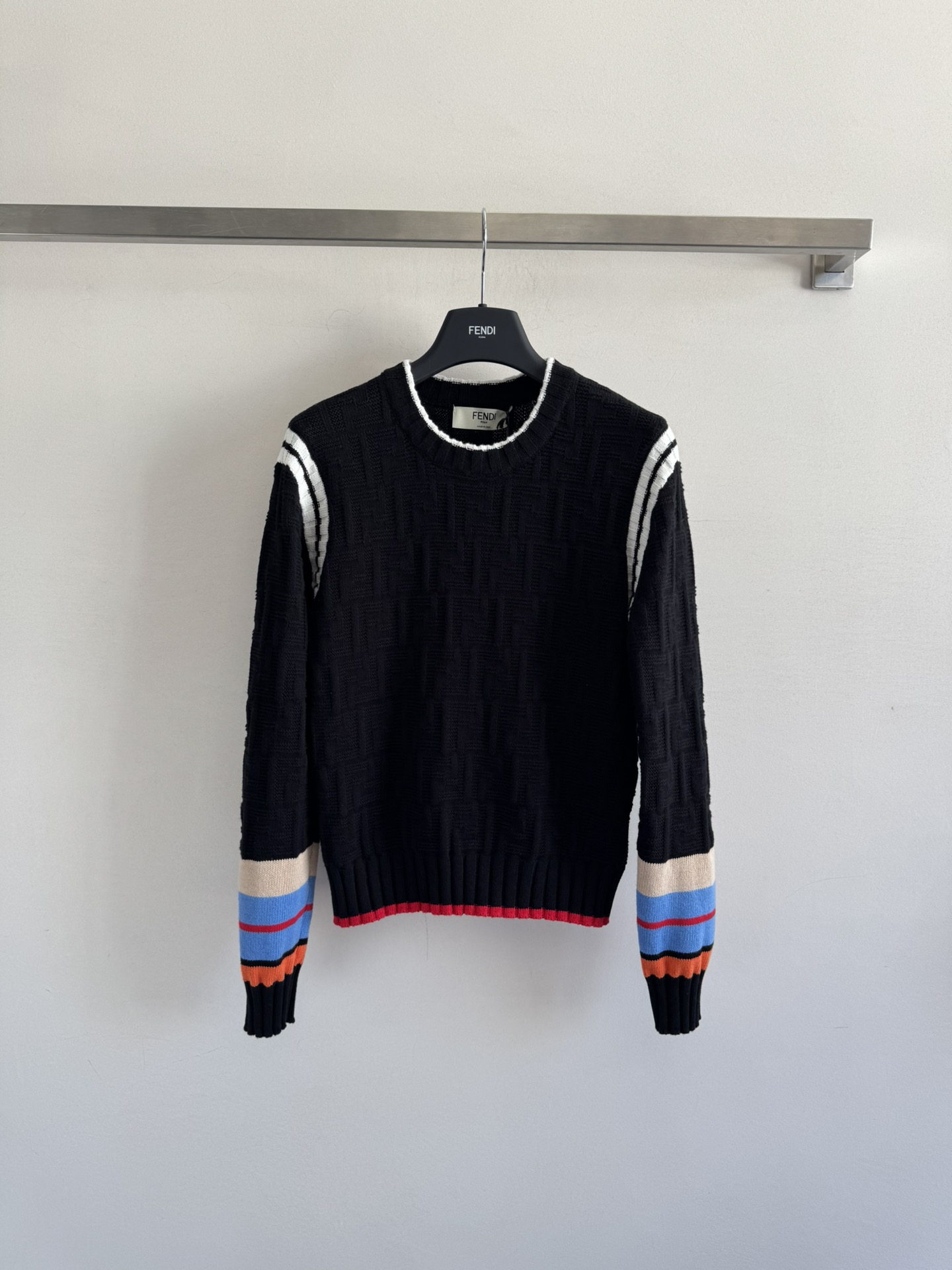 NO:502001,Fend*25 new round neck pullover sweater, classic double F letter contrasting color jacquard highlights the brand's fashion trend. The texture is exquisite and atmospheric, and the basic version is not picky. The cuff neck hem is ribbed and closed. It is not easy to deform after wearing it for a long time. It has good inclusive three-color SML, fendi, alexander wang19860909Fend*25新款圆领套头针织衫,经典双F字母撞色提花彰显品牌时尚潮流 肌理精致大气,基础版型不挑人 袖口领口下摆罗纹收口设计,久穿不易变形,包容性好三色SML,,fendi,alexander wang,Women's clothing