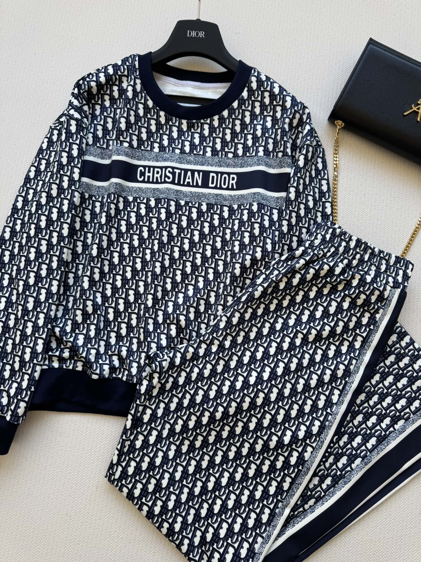 NO:502006,Dio*25 autumn and winter new sweatshirt casual set, customized YB imported fabric with super comfortable texture, round neck contrasting color design, loose style, full of D letter jacquard pattern, old money style shows the brand tone, matched with wide-leg straight trousers in the same color, a set of upper body effect is super fashionable, fashionable, simple and generous, and can easily control SML in daily commuting, dior, hoodie, sweatshirts, alexander wang19860909Dio*25秋冬新款卫衣休闲套装,定制YB进口面料质感超舒服,圆领撞色设计,宽松版型,全身布满D字母提花图案,老钱风十足彰显品牌调性,搭配同色系阔腿直筒长裤,一套上身效果超,时尚潮流,简约大方,日常通勤都能轻松驾驭SML,,dior,hoodie,sweatshirts,alexander wang,Women's clothing