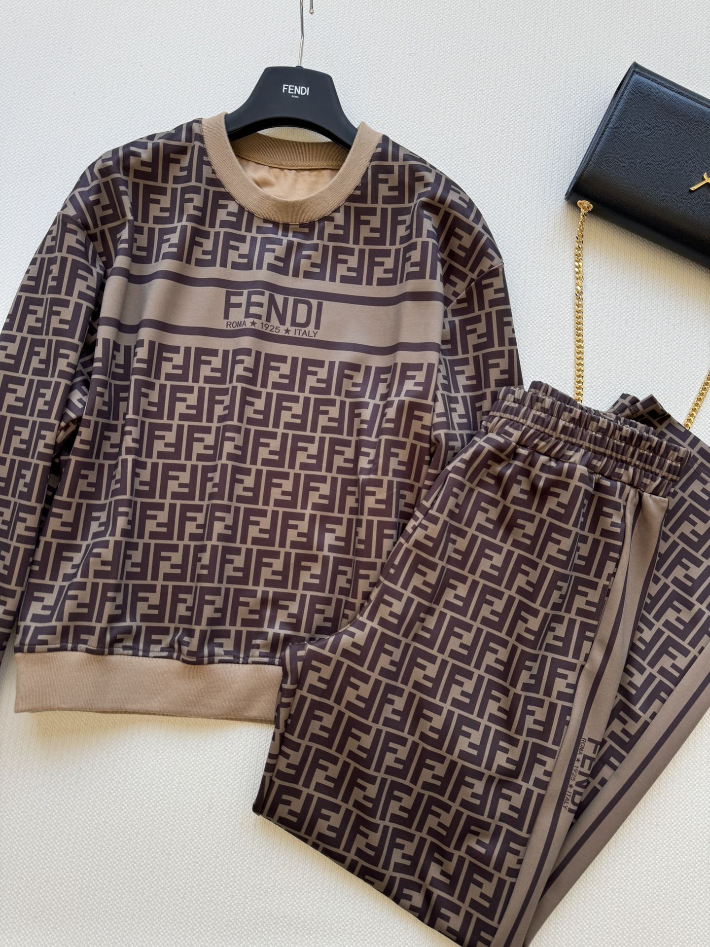 NO:502010,FEND*25 autumn and winter new sweatshirt casual set, customized YB imported fabric with super comfortable texture, round neck contrasting color design, loose style, full of double FF letter jacquard patterns, old money style shows the brand tone, matched with wide-leg straight trousers in the same color, a set of upper body effect is super fashionable, fashionable, simple and generous, and can easily control SML in daily commuting, fendi, hoodie, sweatshirts, alexander wang19860909FEND*25秋冬新款卫衣休闲套装,定制YB进口面料质感超舒服,圆领撞色设计,宽松版型,全身布满双FF字母提花图案,老钱风十足彰显品牌调性,搭配同色系阔腿直筒长裤,一套上身效果超,时尚潮流,简约大方,日常通勤都能轻松驾驭SML,,fendi,hoodie,sweatshirts,alexander wang,Women's clothing