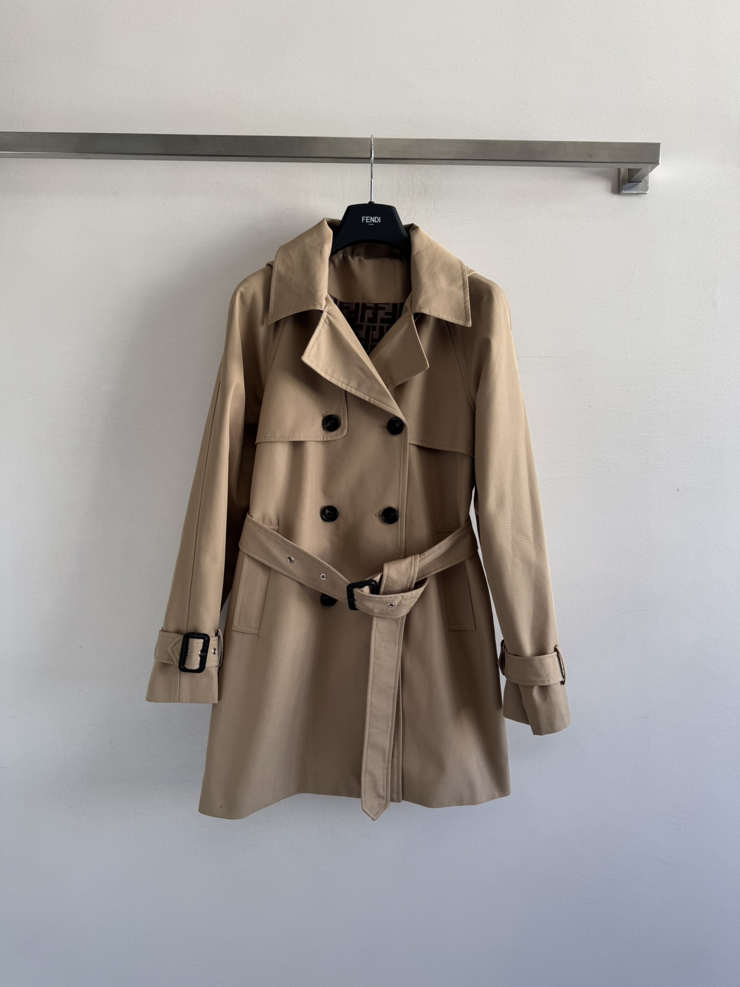 NO:502014,FEND*25 new lapel belt windbreaker jacket, hat can be detached, both casual and stylish, the upper body is full of fashionable blogger style, classic double-breasted windbreaker design, loose and not picky, enhance the sense of clothing, belt design outlines the graceful body, the inside is covered with iconic presbyterian letters, low-key to show the brand tone when open, create an elegant outline, a fashionable and practical monsoon changer jacket, a charming and British elegance, two-color SML,,fendi, jackets & coats,hats,alexander wang19860909FEND*25新款翻领腰带风衣外套,帽子可拆卸 既可休闲也可时髦有型 上身就是满满的时髦博主范 经典双排扣风衣设计 版型宽松不挑人 提升衣服层次感 腰带设计勾勒曼妙身形 内里满铺标志性老花字母衬布 敞开时低调展现品牌调性 打造优雅的轮廓 时尚与实用兼备的换季风衣 穿搭气质魅力英伦优雅 两色SML,,fendi,jackets & coats,hats,alexander wang,Women's clothing