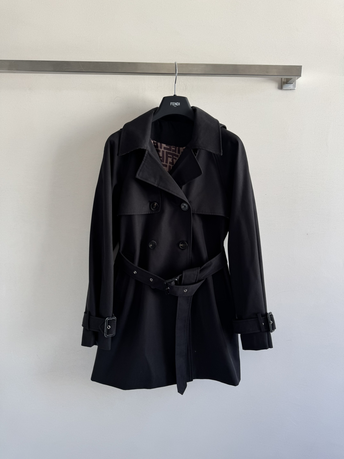 NO:502000,FEND*25 new lapel belt windbreaker jacket, hat can be detached, both casual and stylish, the upper body is full of fashionable blogger style, classic double-breasted windbreaker design, loose and not picky, enhance the sense of clothing, belt design outlines the graceful body, the inside is covered with iconic presbyterian letters, low-key to show the brand tone when open, create an elegant outline, a fashionable and practical monsoon changer jacket, a charming and British elegance, two-color SML,,fendi, jackets & coats,hats,alexander wang19860909FEND*25新款翻领腰带风衣外套,帽子可拆卸 既可休闲也可时髦有型 上身就是满满的时髦博主范 经典双排扣风衣设计 版型宽松不挑人 提升衣服层次感 腰带设计勾勒曼妙身形 内里满铺标志性老花字母衬布 敞开时低调展现品牌调性 打造优雅的轮廓 时尚与实用兼备的换季风衣 穿搭气质魅力英伦优雅 两色SML,,fendi,jackets & coats,hats,alexander wang,Women's clothing