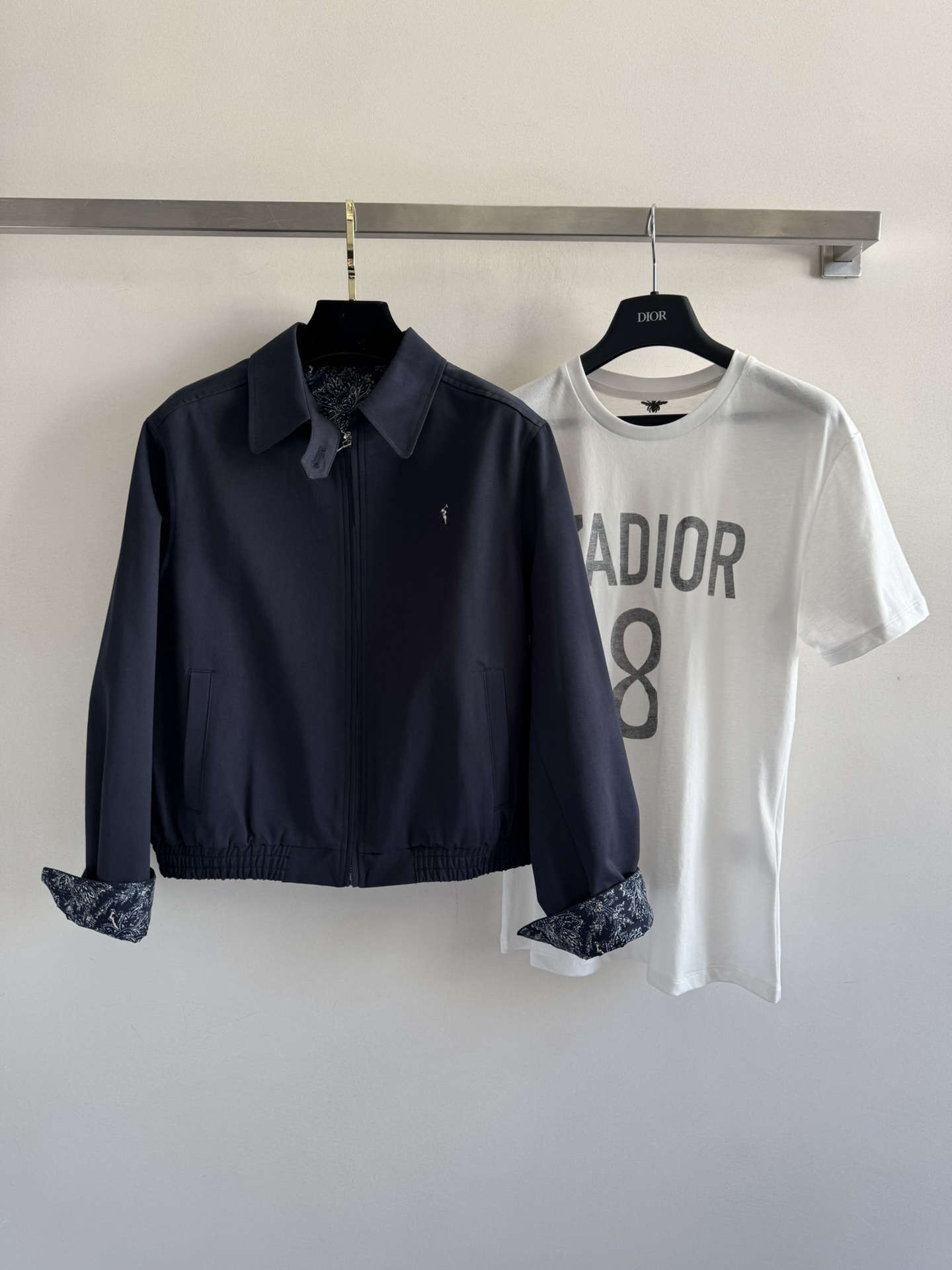 NO:502045,Ralph Laur*n 25 autumn and winter new style, classic pony embroidered old money style jacket, Harrington jacket style, lapel zipper windproof design, a perfect blend of casual style and street trend elements, which is very suitable for neutral outfits. The fabric of the jacket is very good, and it is comfortable to wear and stylish. It is a very versatile trendy jacket with exquisite embroidery. The evergreen style of the season is safe to buy, and the retro is never out of date!  SML, loro piana, jackets & coats, jackets & coats, alexander wang19860909Ralph Laur*n 25秋冬新款 经典款小马刺绣老钱风夹克外套 哈林顿夹克的版型 翻领拉链防风设计 休闲风格和街头潮流元素完美融合 非常适合中性穿搭.外套的面料质感十分出色,穿着舒适有型是一款非常百搭的潮流外套精致刺绣 四季常青款放心入手 复古永不过时！SML,,loro piana,jackets & coats,jackets & coats,alexander wang,Women's clothing