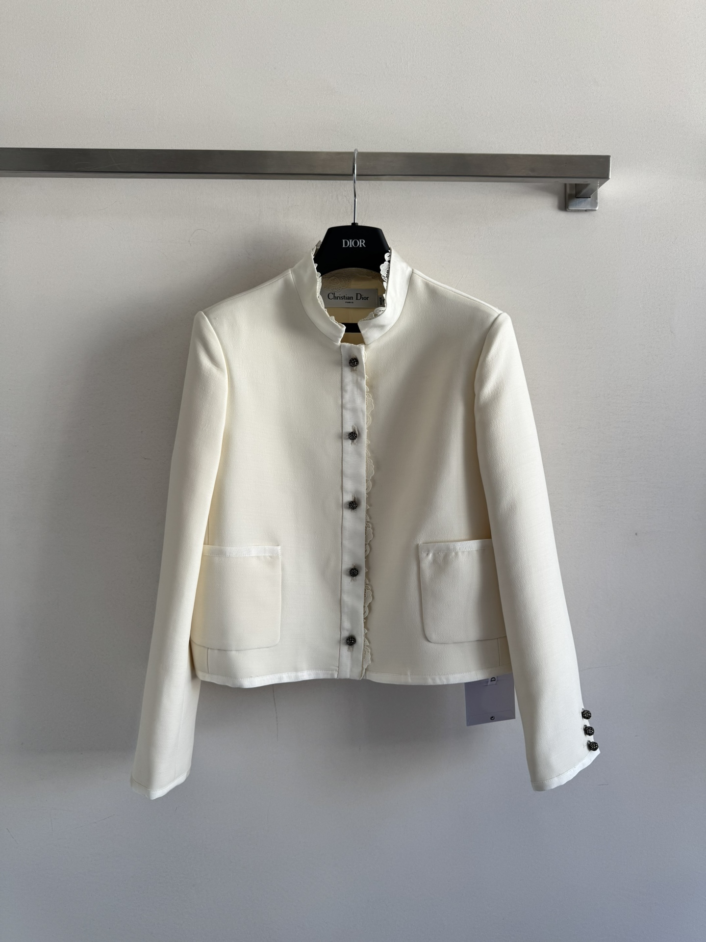 NO:502048,With dust bag Dio*25 autumn and winter new silk wool jacket, stand-up collar lace design, it makes it look straighter and upright, highlights temperament, rhinestones used buttons enrich visual effect, symmetrical pocket modification proportion, extends from the neckline to the front, hidden water-soluble hollow lace wrap decoration, the upper body is more prominent and elegant, full of high-end texture, a must-have for white and rich beauty, two-color SML,,dior, jackets & coats,alexander wang19860909配防尘袋Dio*25秋冬新款丝羊毛外套,立领蕾丝花边设计,紧贴身形更显挺拔 突出气质 水钻做旧钮扣丰富视觉效果 对称口袋修饰比例 自领口延伸至前襟 隐藏式水溶镂空花边包裹修饰 上身更突出优雅大方 高级质感满满 ,白富美必备 两色SML,,dior,jackets & coats,alexander wang,Women's clothing