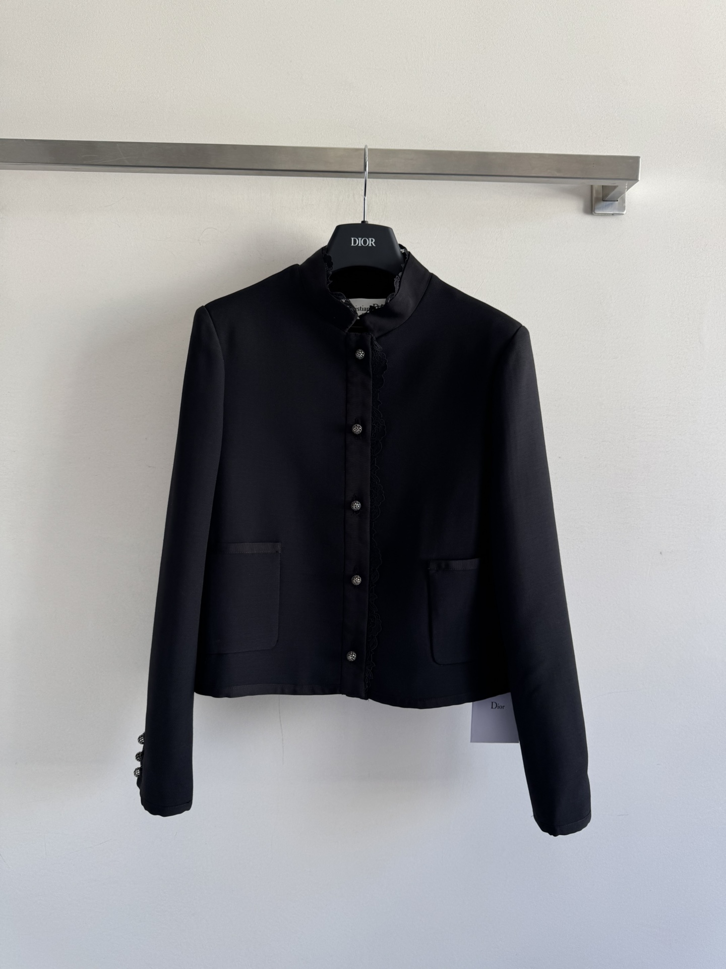 NO:502054,With dust bag Dio*25 autumn and winter new silk wool jacket, stand-up collar lace design, it makes it look straighter and upright, highlights temperament, rhinestones used buttons enrich visual effect, symmetrical pocket modification proportion, extends from the neckline to the front, hidden water-soluble hollow lace wrap decoration, the upper body is more prominent and elegant, full of high-end texture, a must-have for white and rich beauty, two-color SML,,dior, jackets & coats,alexander wang19860909配防尘袋Dio*25秋冬新款丝羊毛外套,立领蕾丝花边设计,紧贴身形更显挺拔 突出气质 水钻做旧钮扣丰富视觉效果 对称口袋修饰比例 自领口延伸至前襟 隐藏式水溶镂空花边包裹修饰 上身更突出优雅大方 高级质感满满 ,白富美必备 两色SML,,dior,jackets & coats,alexander wang,Women's clothing