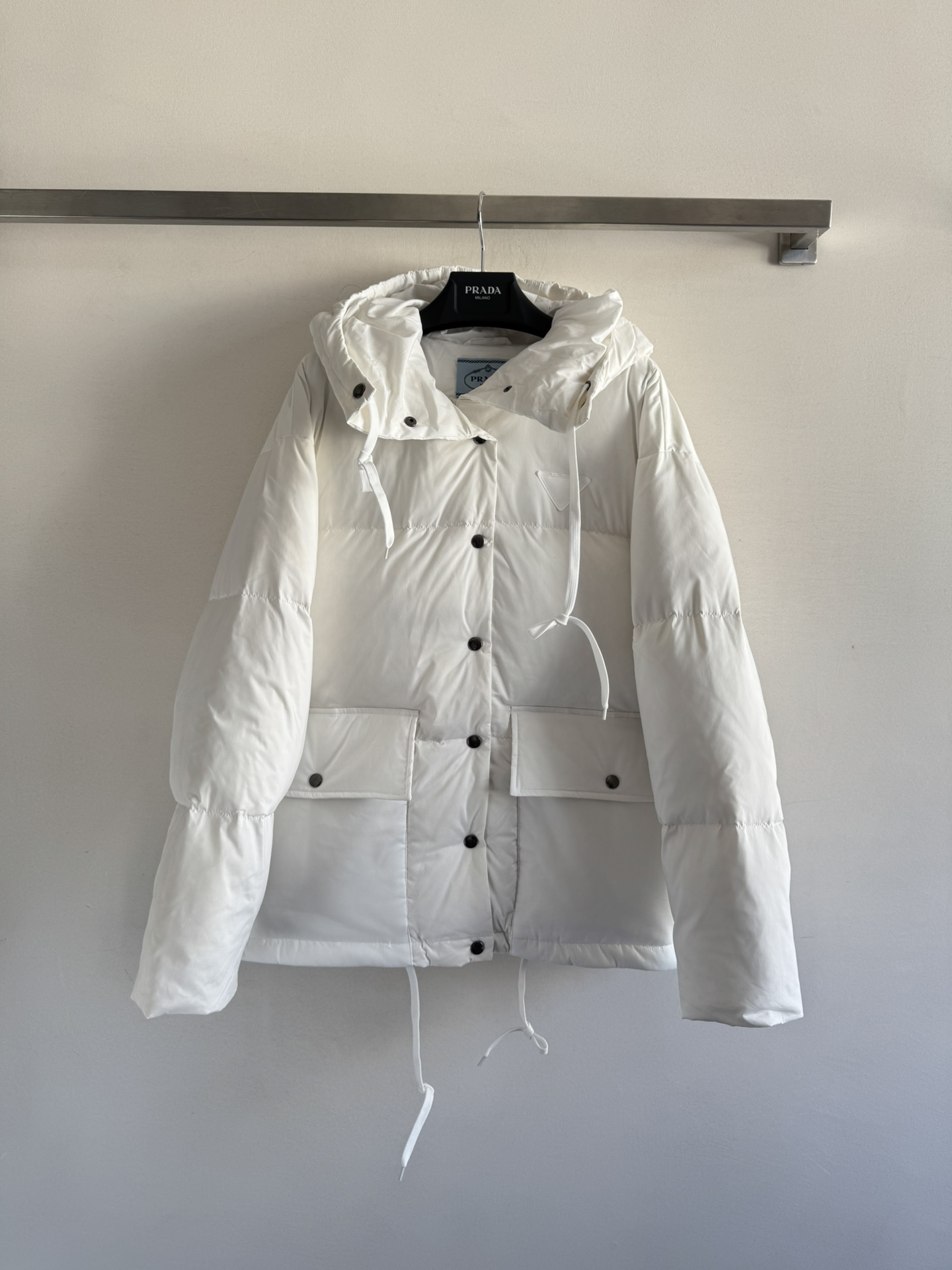 NO:502004,With dust bag Prad*25FW new style, down jacket, goose down jacket, this is a bread down jacket that is very warm, thick white moonlight in autumn and winter. It can be said that this winter is very cold, and it is a down jacket worth owning!  Classic and timeless versatile and fashionable style ~ easy to control SMEL,,prada,jackets & coats,down jacket,alexander wang19860909配防尘袋Prad*25FW新款,羽绒外套鹅绒羽绒服,这是一款面包羽绒服非常非常的保暖,厚实秋冬天的白月光啊,可以说今年冬天非常冷,是很值得拥有的一款羽绒外套！经典不过时 百搭时尚款～轻松驾驭ＳＭＬ,,prada,jackets & coats,down jacket,alexander wang,Women's clothing