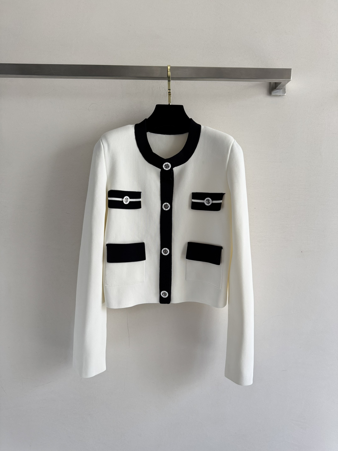 NO:503137,CHANE*25 autumn and winter new contrast knitted round neck cardigan design double C exquisite button decoration full of gentle girlishness, the upper body shows temperament, the physical details are more attentive, three-dimensional and exquisite, must-have for girls in the wardrobe, two-color size SML, chanel, alexander wang19860909CHANE*25秋冬新款撞色针织圆领开衫 设计双C精致纽扣装饰 满满的温柔少女感 上身很显气质 实物细节更入心 立体精美 小香女孩衣橱必备 两色尺码SML,,chanel,alexander wang,Women's clothing