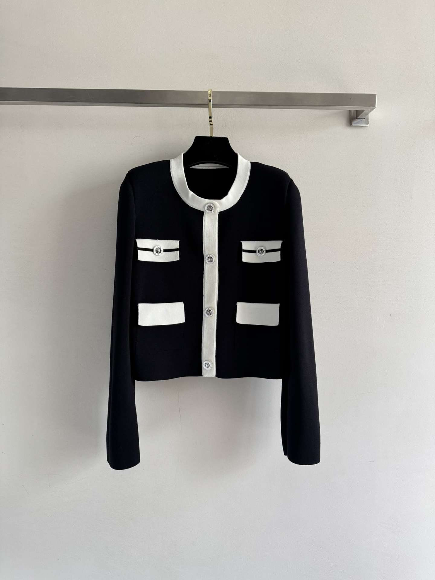 NO:503114,CHANE*25 autumn and winter new contrast knitted round neck cardigan design double C exquisite button decoration full of gentle girlishness, the upper body shows temperament, the physical details are more attentive, three-dimensional and exquisite, must-have for girls in the wardrobe, two-color size SML, chanel, alexander wang19860909CHANE*25秋冬新款撞色针织圆领开衫 设计双C精致纽扣装饰 满满的温柔少女感 上身很显气质 实物细节更入心 立体精美 小香女孩衣橱必备 两色尺码SML,,chanel,alexander wang,Women's clothing