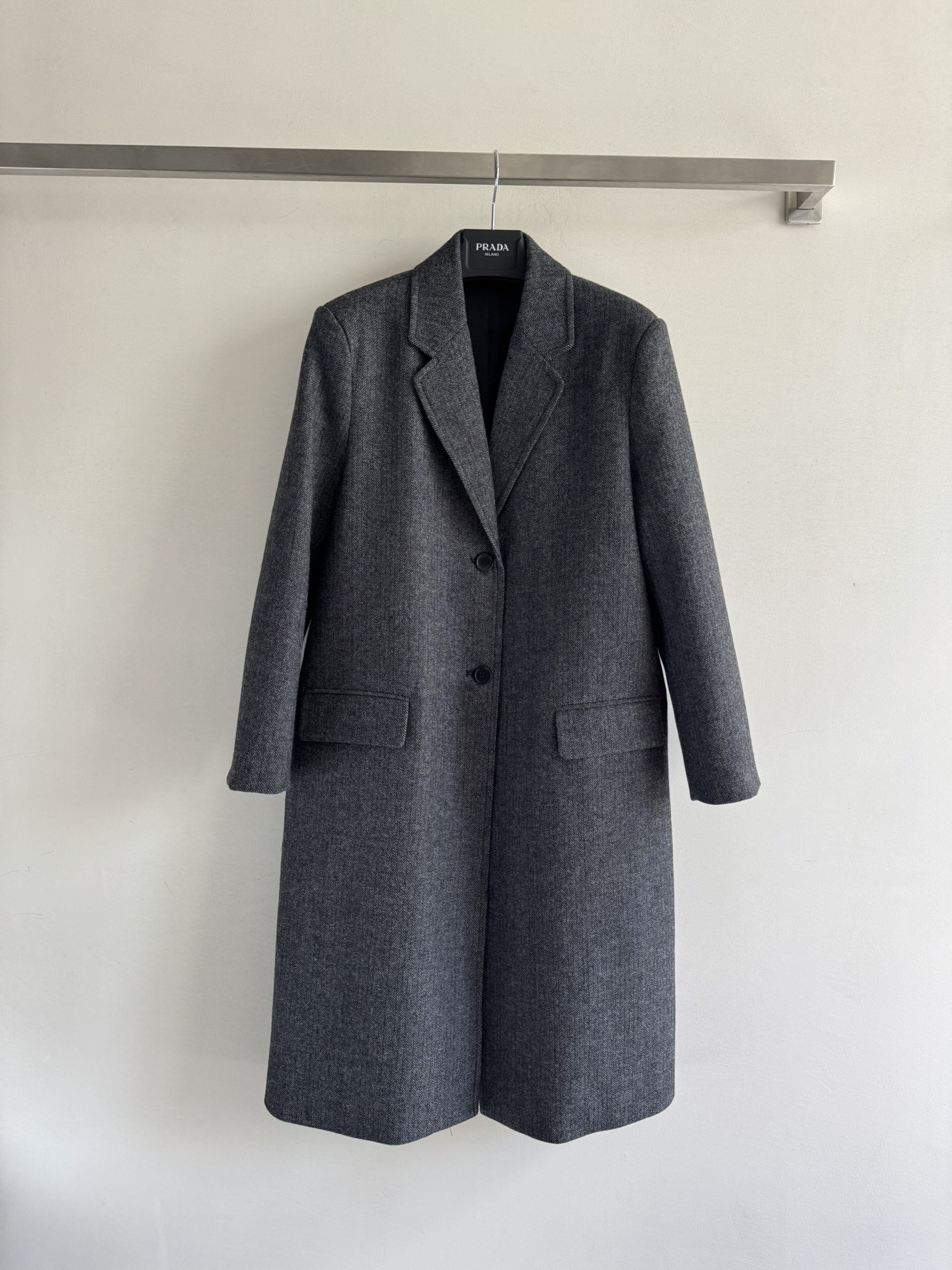 NO:503120,Prad*25Fw autumn and winter new herringbone wool silhouette mid-length coat coat丨 Choose a good quality wool blend fabric, soft and crisp texture, warm and styling. Oversize straight-tube style is smooth and atmospheric, and it naturally drops from the shoulders to the knees, creating a casual and high-end slack feeling; the classic woolen collar design modifies the neck lines, the single-breasted placket is neat and simple, and matches the folding details of the two sides of the patch pockets and cuffs, which reveals exquisiteness in practicality. The elegant and crisp wool coat is a must-have item for the autumn and winter wardrobe SML, prada, versace, jackets & coats, alexander wang19860909Prad*25Fw秋冬新款人字纹羊毛廓形中长款大衣外套丨选用品质好羊毛混纺面料,质感柔软且富有挺括度,保暖性与造型感兼具.Oversize直筒版型流畅大气,从肩部自然垂落至膝下,营造随性而不失高级的松弛感；经典戗驳领设计修饰颈部线条,单排扣门襟利落简约,搭配两侧贴袋与袖口翻折细节,实用中透出精致.羊毛大衣的优雅挺括、是秋冬衣橱必备单品SML,,prada,versace,jackets & coats,alexander wang,Women's clothing