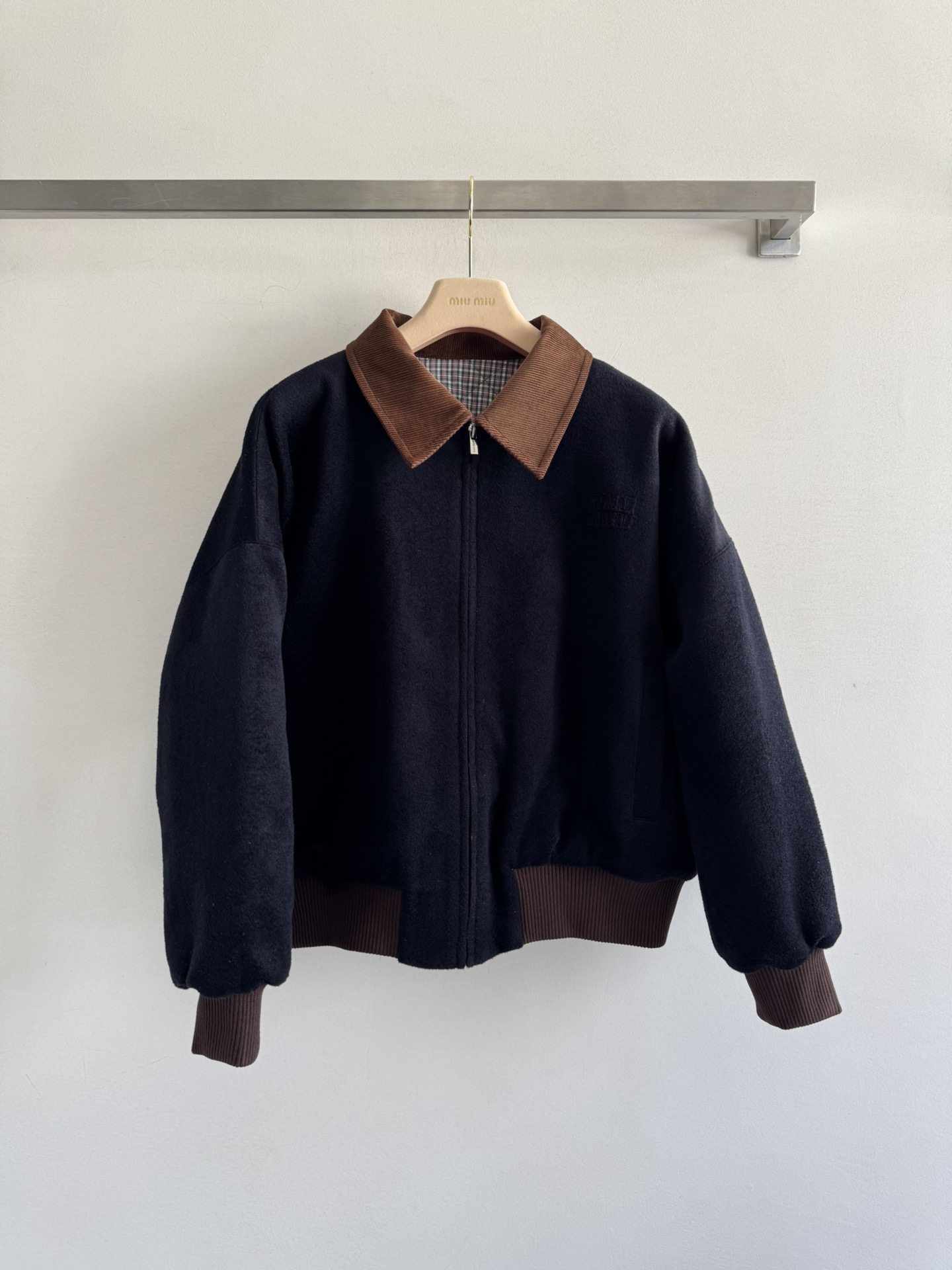 NO:503815,MiuMi*25FW corduroy collar cashmere blended jacket with inner splicing contrasting plaid embossed velvet filling, double-sided large-capacity pockets, three-dimensional outfit, iconic letter decoration on the chest, presenting brand concept, elastic thread design of cuffs, inclusive and warm, light and fashionable upper body, autumn and winter paired with jeans and casual pants, breaking the stereotype of traditional jackets, taking into account casual and formal feeling, SML-,,miumiu,jeans,jackets & coats,alexander wang19860909MiuMi*25FW灯芯绒领羊绒混纺外套内里拼接撞色格纹压纹充绒 双侧大容量口袋 增添立体穿搭 胸前标志性字母装饰 呈现品牌理念 袖口衣摆弹力螺纹设计包容保暖 上身轻盈时尚 秋冬搭配牛仔裤休闲裤 打破传统外套刻板印象 兼顾休闲感与正式感SML-,,miumiu,jeans,jackets & coats,alexander wang,Women's clothing