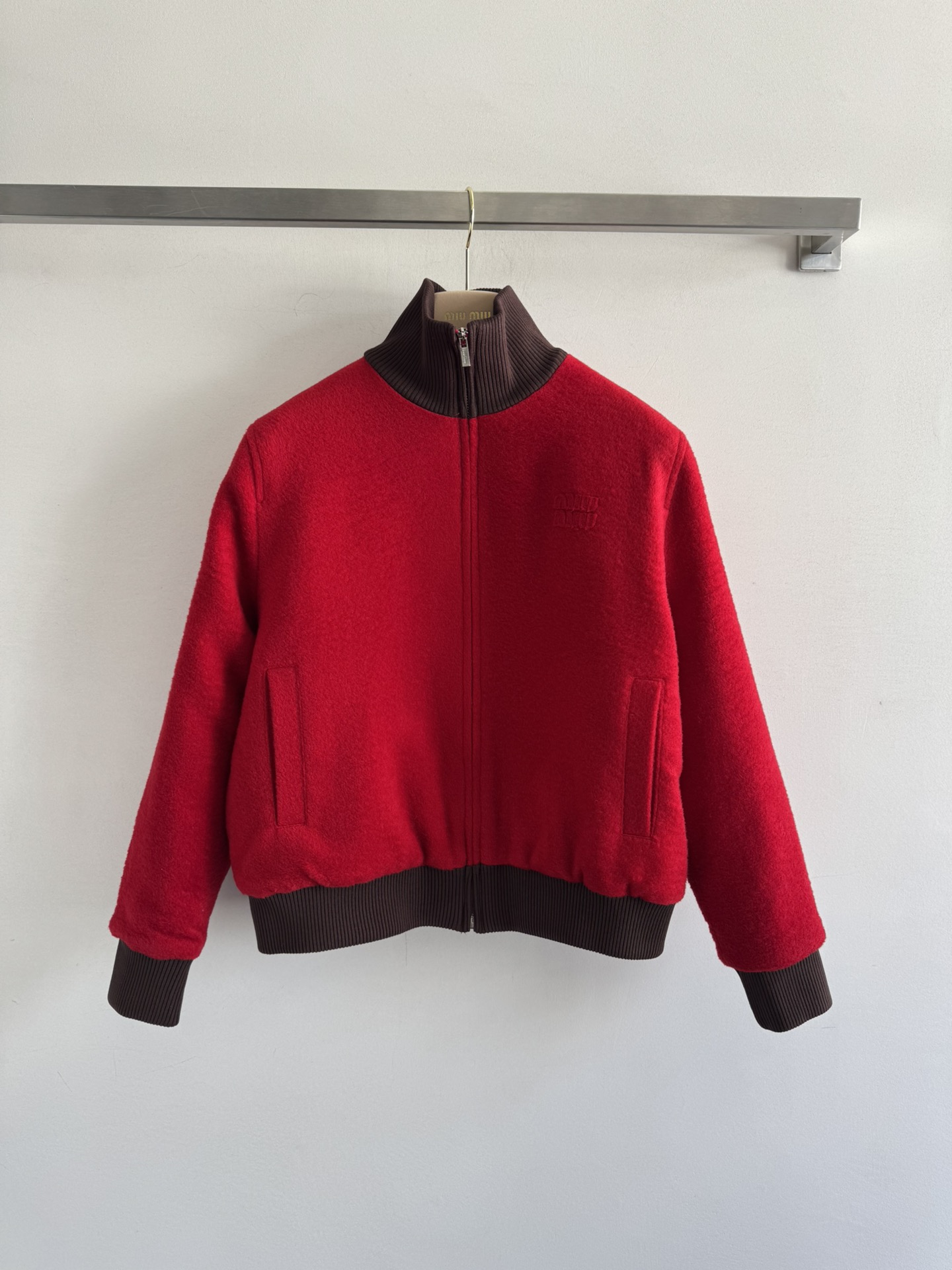 NO:503821,Miumi*25FW new cashmere wool cotton jacket Customized YB cashmere wool material Down cotton filling inner lining The whole piece is light and warm The stand-up collar jacket tailoring The dark brown with thread pit strips collar collar collar colliding with the big red body The design sense is full The inner side of the jacket is made of diamond embossed with plaid fabric shaped, the double-sided large-capacity pockets add three-dimensional outfit, the iconic letter decoration on the chest, presenting the brand concept, inclusive and warm, the upper body is light and fashionable, autumn and winter with jeans and casual pants are very good, integrating warmth and fashionable, fashion items SML,,miumiu, jeans, jackets & coats, jackets & coats, down jacket, alexander wang19860909Miumi*25FW新款羊绒羊毛棉服外套 定制YB羊绒羊毛材质 羽绒棉填充内里 整件轻盈保暖 立领夹克剪裁 螺纹坑条包边的深棕色 与大身正红形成颜色和面料碰撞 设计感拉满 外套内侧采用菱格压纹配格纹面料造型 双侧大容量口袋增添立体穿搭 胸前标志性字母装饰 呈现品牌理念 包容保暖 上身轻盈时尚 秋冬搭配牛仔裤休闲裤都非常 集保暖与时髦一体 时尚单品SML,,miumiu,jeans,jackets & coats,jackets & coats,down jacket,alexander wang,Women's clothing