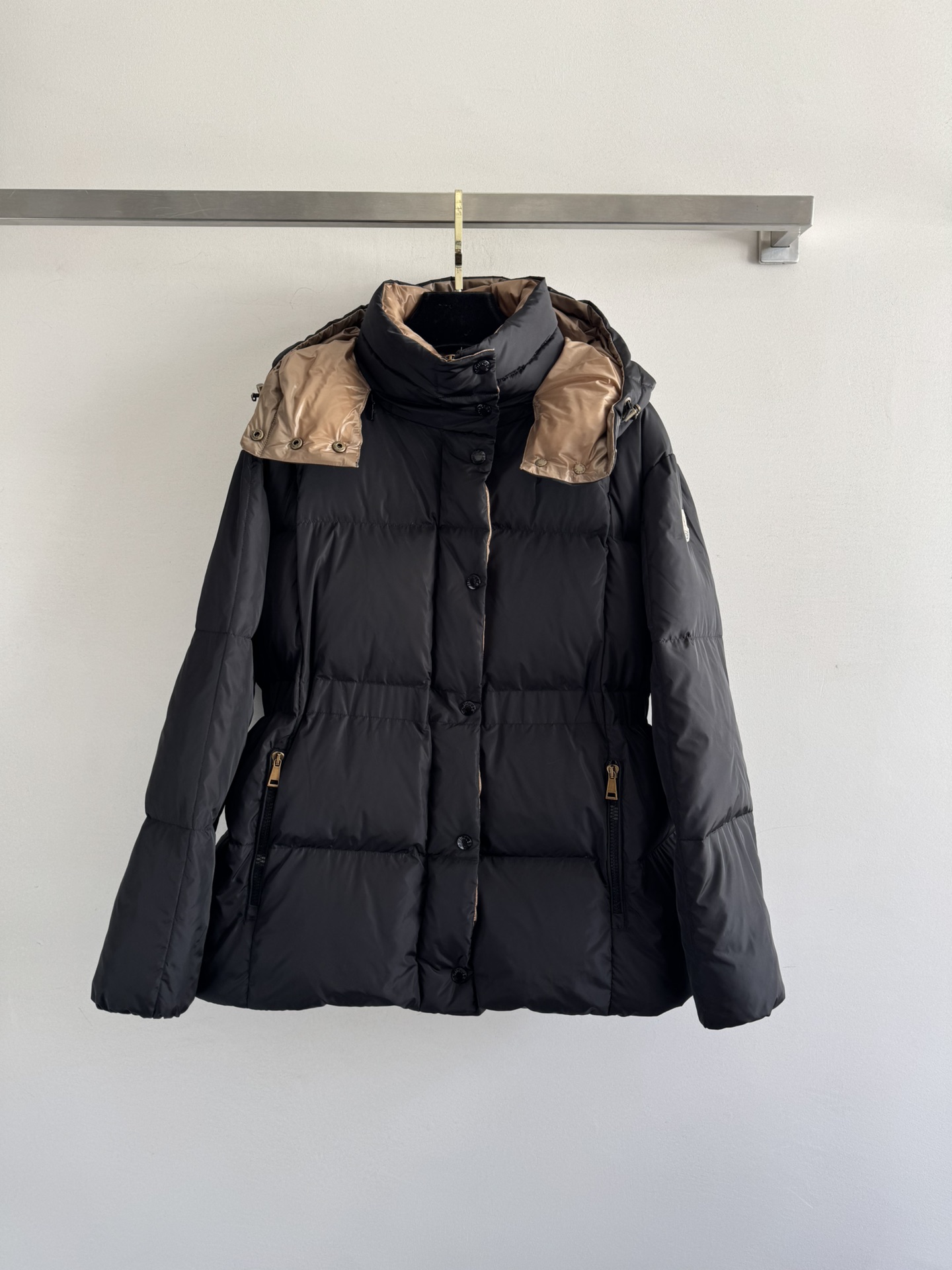 NO:503824,The newest waist-hugging down jacket with dust bag Moncle* is super durable in the classic black and gold color scheme. It is definitely a winter atmosphere retro hardware that looks elegant. The waist-hugging design is unique and not bloated. The effect of wearing it is really good. Whoever wears it looks good at all. Don’t pick on the figure at all~ If you are still worried about winter outfits, you might as well try this waist-hugging down jacket. It is fashionable and warm, and it doesn’t miss the number 0-1-2-, Moncler, down jacket, alexander wang19860909配防尘袋Moncle*新款收腰羽绒服经典黑金配色超级耐看 妥妥拿捏冬日氛围复古五金显优雅 收腰设计独特不显臃肿 穿上身的效果真的是谁穿谁好看 完全不挑身材哦～如果你还在为冬天的穿搭烦恼心那不妨试试这款蒙口收腰羽绒服吧,时尚保暖两不误码数0-1-2-,,Moncler,down jacket,alexander wang,Women's clothing