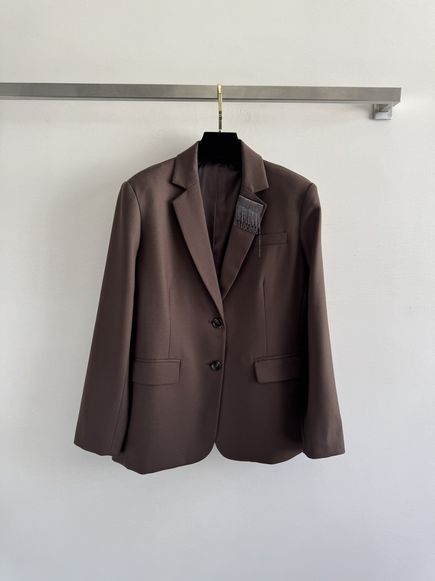 NO:503809,BC25 new brown suit jacket, classic lapel design, simple and elegant texture, super suitable for spring and autumn wear, free to move, versatile and not picky, paired with trousers of the same color, can be easily controlled for commuting or formal occasions. SML,, jackets & coats, business suit, alexander wang19860909BC25新款棕色西装外套,经典翻领设计,简约大方质感满分,春秋穿超适合」宽松剪裁,活动自如,百搭不挑人,搭配同色系长裤,通勤或正式场合都能轻松驾驭.SML,,jackets & coats,business suit,alexander wang,Women's clothing