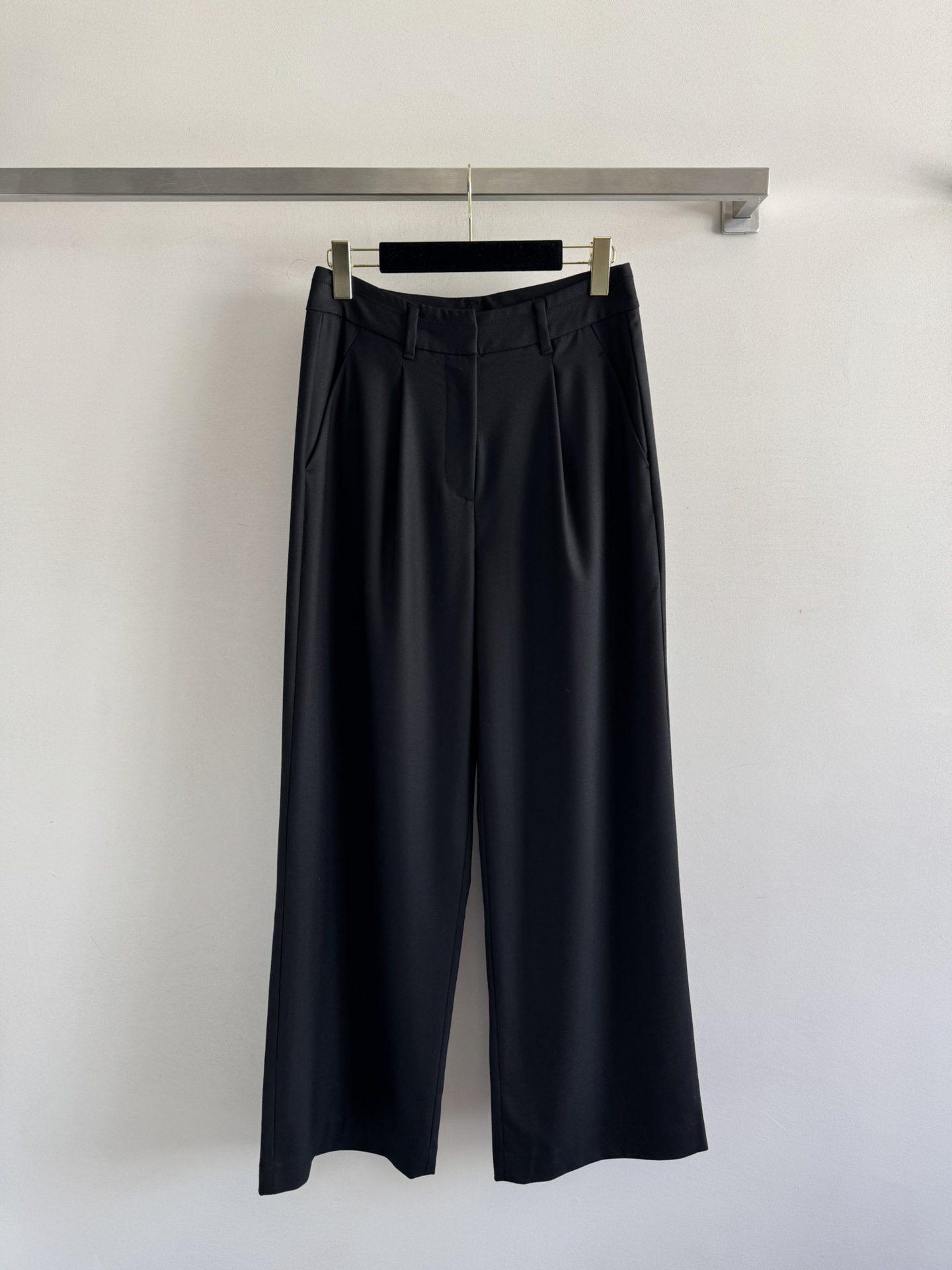 NO:503812,BC25 new wide-leg trousers, first made of high-quality wool blend, soft, comfortable and draped. They are super suitable for wearing in autumn and winter, loose straight style, and the leg shape is very slim, simple and high-end. Paired with a suit jacket in the same color, you can easily control two colors of SML, jackets & coats, business suit, alexander wang19860909BC25新款阔腿西裤,先用高品质羊毛混纺,柔软舒适又有垂坠感,秋冬穿超合适,宽松直筒版型,修饰腿型还很显瘦,简约高级感满满,搭配同色系西装外套,通勤or休闲都轻松驾驭两色SML,,jackets & coats,business suit,alexander wang,Women's clothing