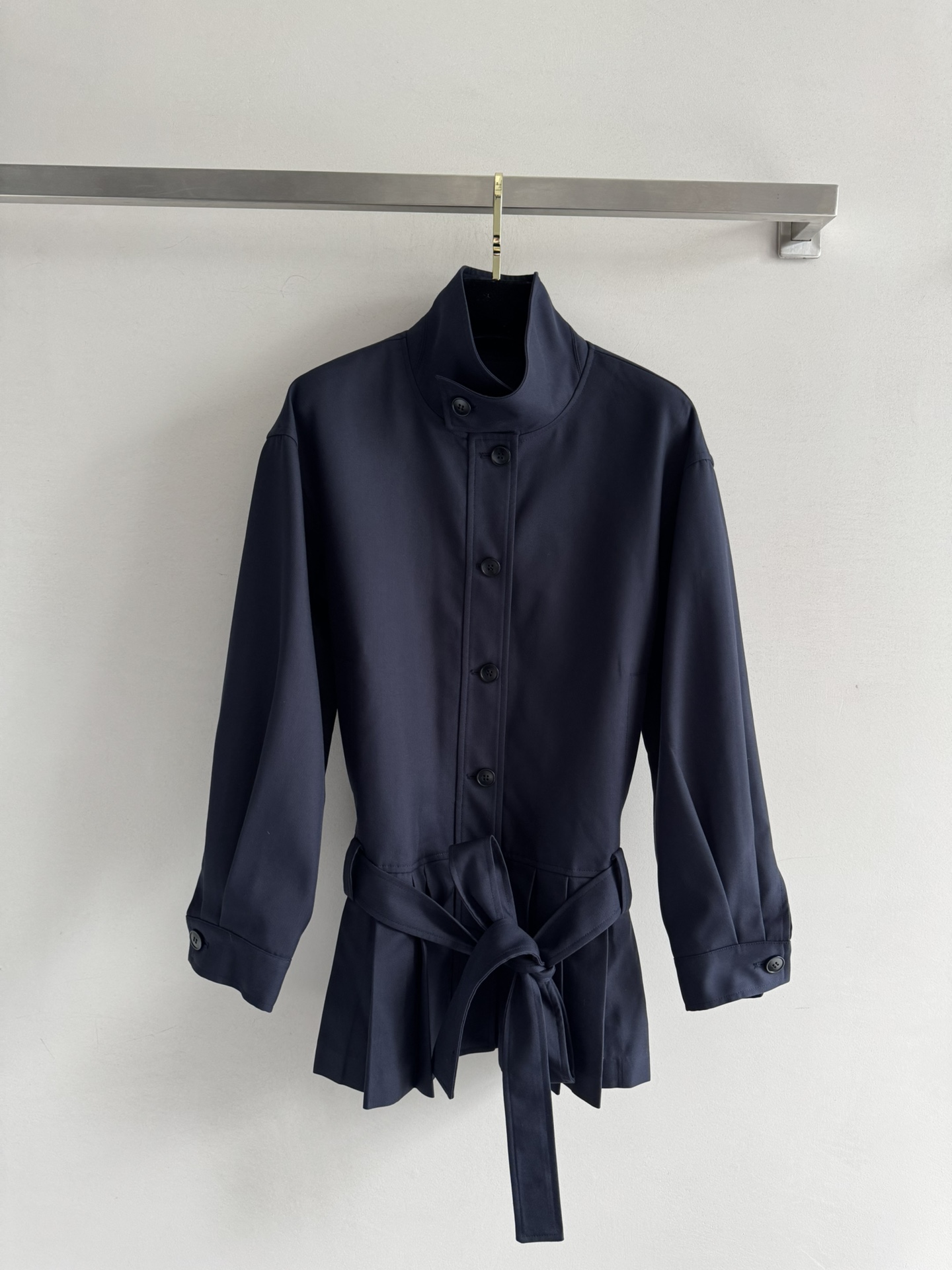 NO:504659,The custom fabric of the new 25FW windbreaker dress is so amazing. It is just right in a crispness, it will not be soft and slim, and it will feel soft and glutinous to the touch. It will be 'intellectual atmosphere' on the body, and it will be stretched out directly~ The stand collar + single-breasted design is retro and capable. The belt around the waist is closed, and the waistline comes out instantly!  The pleated skirt on the lower body gently disperses, shaking with the pace when walking, making the neat workplace balance with the gentleness of a little woman just right. Paired with tote bags + leather shoes, you are a workplace elite with a full aura when you go to work; you can untire your belt after get off work and become a relaxed beauty in seconds~ The happiness of wearing multiple clothes, I really love SML-, totes, skirts, alexander wang19860909新款25FW风衣裙定制的面料太绝了 挺括度刚刚好,不会软塌没型,摸起来又带着柔糯感,穿上身“知性氛围”直接拉满~ 立领+单排扣设计复古又干练,腰间系带一收,腰线瞬间出来！下半身的百褶裙摆轻轻散开,走路时随着步伐晃呀晃,把职场利落和小女人的温柔平衡得恰到好处～搭配托特包＋小皮鞋,上班是气场全开的职场精英；下班解掉腰带,又能秒变松弛感美人～一衣多穿的快乐,真的超爱SML-,,totes,skirts,alexander wang,Women's clothing