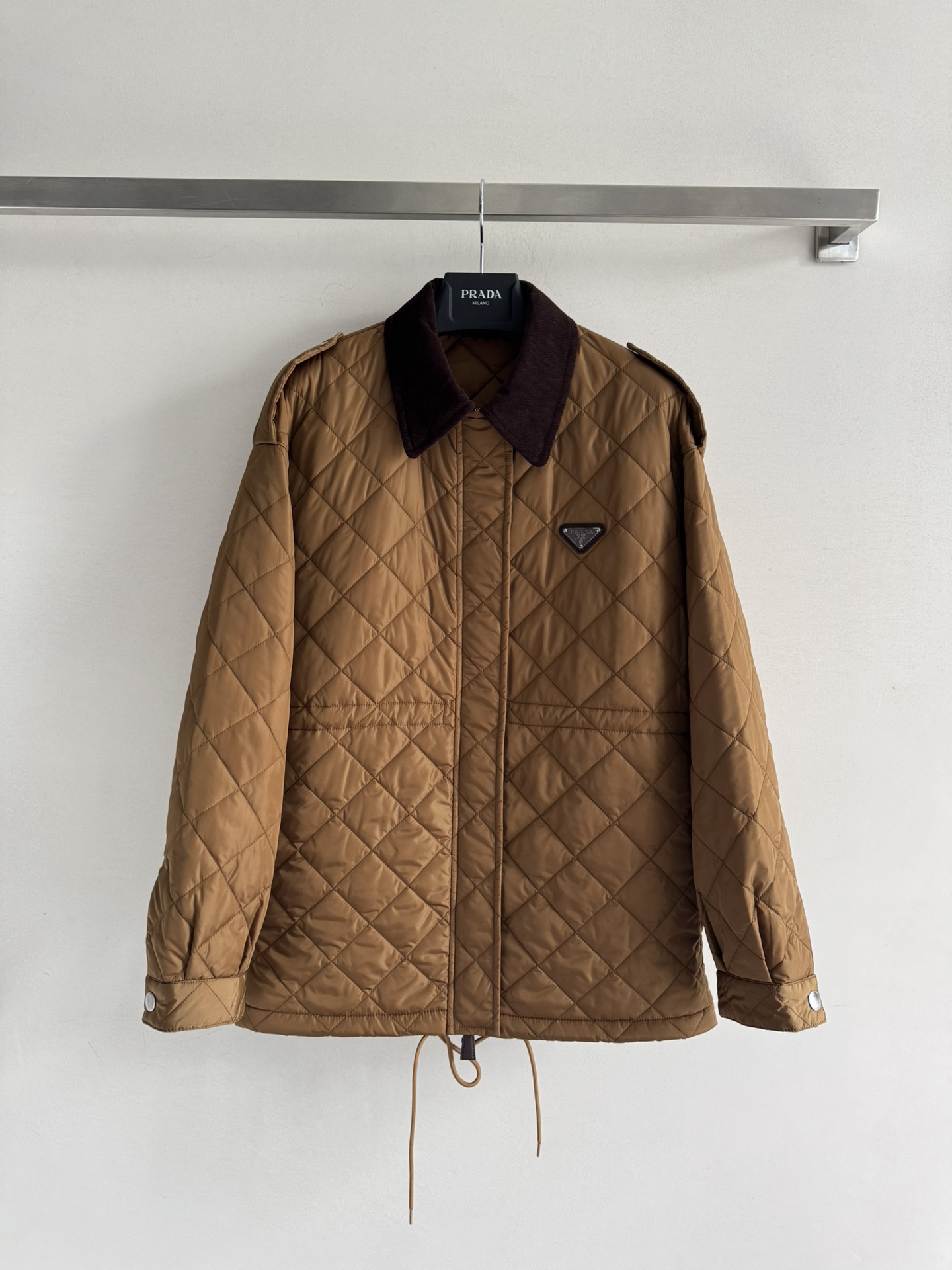 NO:504666,Prad*25FW's new fashionable and warm quilted lapel cotton jacket. The special quilted lines add decorative and three-dimensional sense to the jacket. It keeps warm and looks slimming. The middle waist is made of drawstring pleated design to loosen and waist-removing. The fabric is lightly wind-proof and rain-proof. It is more stylish when paired with pants or skirts. The mid-length quilted jacket is very wrappery. It is like wearing a small quilt, which is very light and warm, and warm!  SML, prada, skirts, jackets & coats, alexander wang19860909Prad*25FW新款时髦保暖的绗缝翻领棉衣外套,特殊的绗缝线条为外套增加了装饰性与立体感.在保暖的同时又显瘦,中间腰部做了抽绳褶皱设计可宽松可收腰.面料轻微防风防雨~无论搭配裤装或裙装都更有风格~中长款的绗缝外套更是包裹性十足.宛如披着一张小棉被,穿着很轻薄非常暖和～保暖时髦两不误！SML,,prada,skirts,jackets & coats,alexander wang,Women's clothing