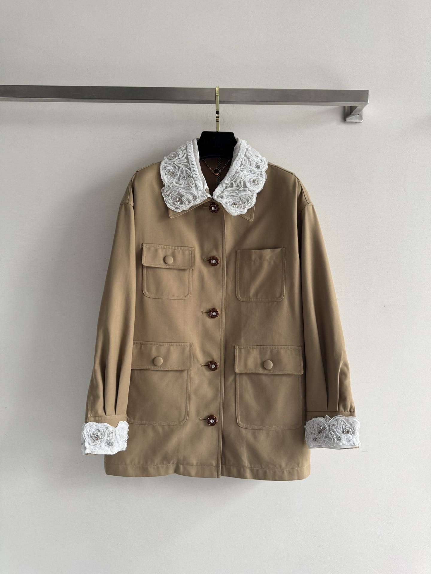 NO:504647,CELIN*25FW new series doll collar lace nail diamond jacket, the cuffs and reels are designed with lace lace, embellished with exquisite nail diamond decoration, single rows of exquisite buttons and classic pockets highlight the unique and fashionable style, making it look more age-reducing temperament~ the upper body is full of girlishness!  The versatile style is not picky, and the style is small and unique. SML is celine, jackets & coats, jackets & coats, alexander wang19860909CELIN*25FW新款系列娃娃领蕾丝钉钻夹克外套,袖口与翻子采用蕾丝花边设计 点缀精致钉钻装饰,单排精美纽扣搭配经典口袋 凸显个性时尚风格 更显减龄气质～上身就是满满的少女气息！百搭版型不挑人 穿出小巧别致SML,,celine,jackets & coats,jackets & coats,alexander wang,Women's clothing