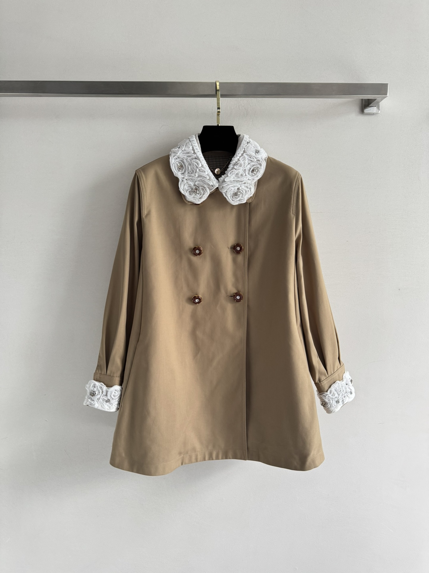 NO:504655,CELIN*25FW new series doll collar lace nail diamond windbreaker jacket, the cuffs and tiles are designed with lace lace, embellished with exquisite nail diamond decoration, classic double-breasted A-line style, pleated back, which makes it look more age-reducing. The upper body is full of girlishness!  The style is not picky and the style is small and chic SML, celine, skirts, jackets & coats, alexander wang19860909CELIN*25FW新款系列娃娃领蕾丝钉钻风衣裙外套,袖口与翻子采用蕾丝花边设计 点缀精致钉钻装饰,经典双排扣A字版型 背后褶线剪裁 更显减龄气质～上身就是满满的少女气息！版型不挑人 穿出小巧别致SML,,celine,skirts,jackets & coats,alexander wang,Women's clothing