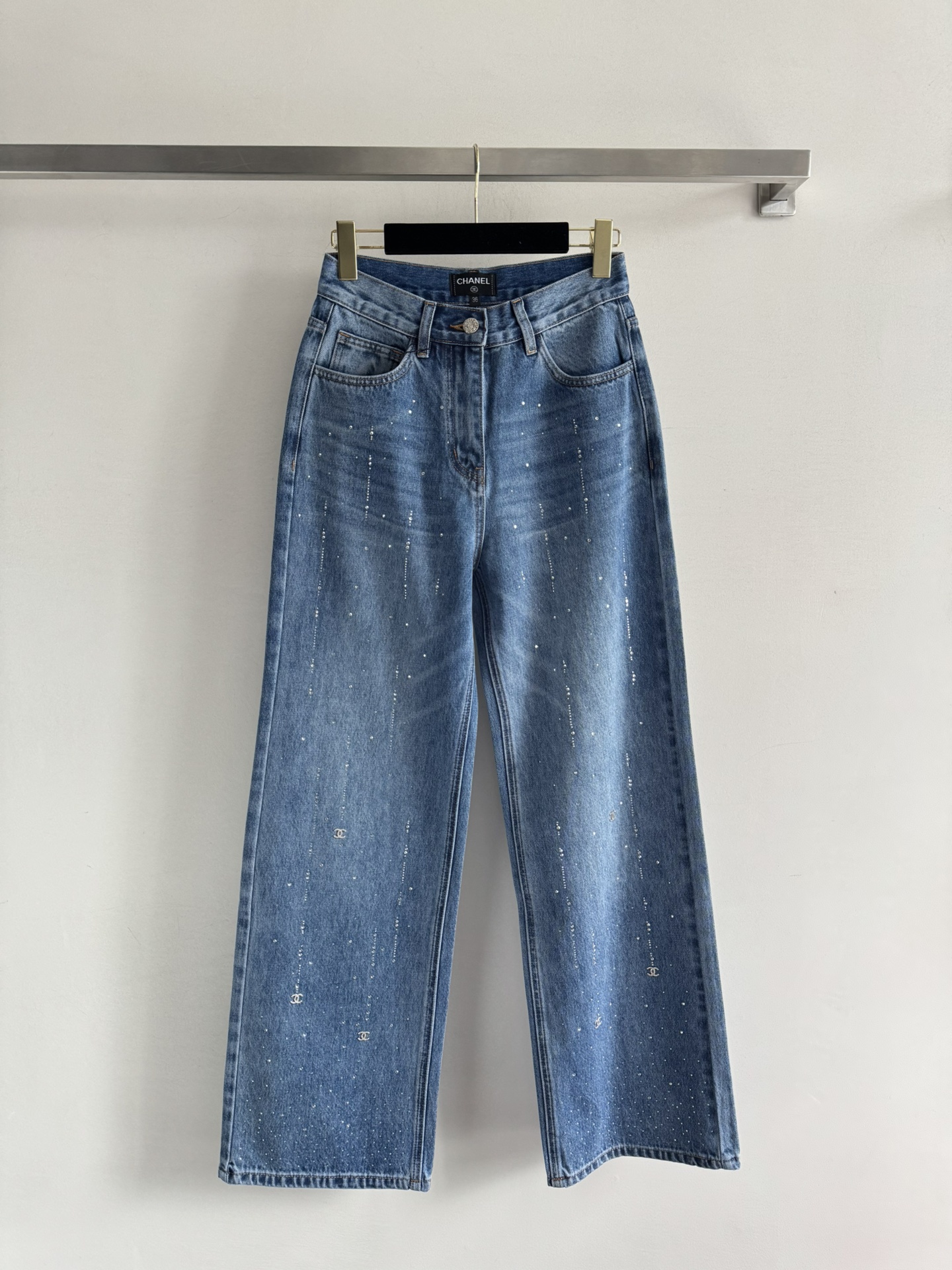 NO:504668,The overall washing style of CHANE*25FW new straight jeans is so beautiful. The diamond design and LOGO embellishment make it look more special. The style is full of exquisite style and is stylish. It is not picky about the figure and versatile. The imported denim fabric is super texture and matched with base shirts or small tops. SML, chanel, jeans, alexander wang19860909CHANE*25FW新款直筒牛仔裤整体洗水风格简直太好看了,烫钻设计再加上LOGO点缀使其更显特别档次,满满精致感版型上身挺阔有型 不挑身材又百搭 进口牛仔面料质感超赞搭配打底衫或小上衣都绝绝子SML,,chanel,jeans,alexander wang,Women's clothing