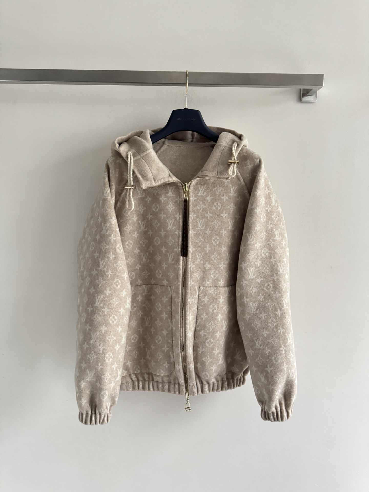 NO:505751,With dust bag LouisVuitto*2025FW autumn and winter new style, oatmeal presbyopia double-sided coat, it is time to start a new coat. The coat fabric is soft and skin-friendly. 92 wool + 7 cashmere + 1 mulberry silk. New double-sided wool jacquard coat original custom-woven fabric, wool cashmere silk blend, custom hardware accessories, details reflect quality, oatmeal color, presbyopia jacquard, gentle and high-end color, be sure to enter. Very fashionable lazy and gentle!  Presbyterian autumn and winter battle robe~Love my version SML-,,louis vuitton,jackets & coats,real silk,alexander wang19860909配防尘袋LouisVuitto*2025FW秋冬新款 燕麦色老花双面穿大衣外套 又到了开始上新款大衣的季节 大衣面料好软糯亲肤 92绵羊毛+7山羊绒+1桑蚕丝 新款双面呢提花大衣外套原版定织面料,羊毛羊绒真丝混纺,定制五金配件,细节体现品质,燕麦色 内里老花提花 颜色温柔又高级 一定要入 很时髦的慵懒又不失温柔！老花秋冬战袍～认准我家版本 SML-,,louis vuitton,jackets & coats,real silk,alexander wang,Women's clothing