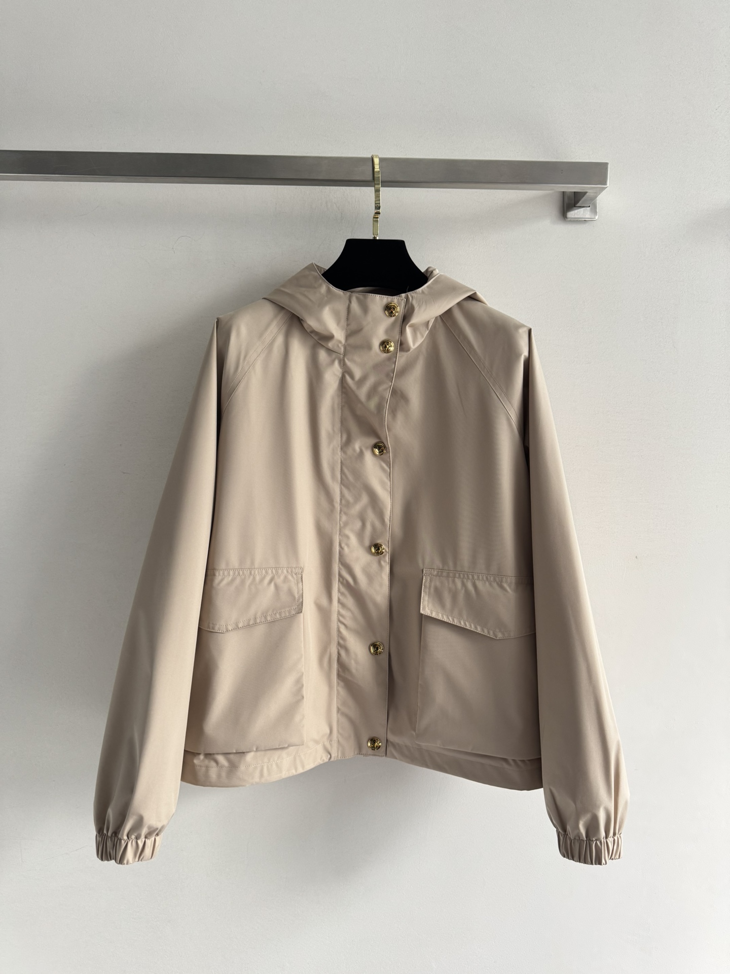 NO:505744,LoroPiana25FW new hooded windbreaker jacket is classic and timeless every year ~ attendance rate is very high, windproof, waterproof and stain-proof, very light, don't want to take off when worn, versatile and casual. Minimalist style is easy to control SMEL,,loro piano, jackets & coats,hats,alexander wang19860909LoroPiana25FW新款连帽风衣外套每年经典不过时～出勤率都很高,防风防水防污,轻的很,穿了就不想脱,百搭休闲 极简风格轻松驾驭ＳＭＬ,,loro piana,jackets & coats,hats,alexander wang,Women's clothing