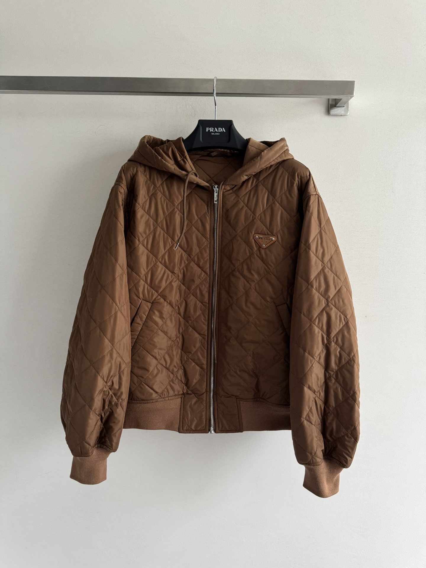 NO:505757,With dust bag Prad*25FW new diamond hooded down cotton jacket customized imported windproof and waterproof nylon material, down cotton filling inner lining, light and warm, zipper plaque design, threaded edge contour treatment, diamond embossing throughout the body, pocket hand warming increases capacity, rich and practical design, hem cuffs are elastic and fit more inclusive, full of details, the chest standard triangular logo logo is very recognizable and loose, versatile and not picky about body shape, casually matched with casual pants or jeans, can be easily controlled by commuting and casual, three colors available SML-,,prada, jeans, down jacket, hats, alexander wang19860909配防尘袋Prad*25FW新款菱格连帽羽绒棉服定制进口防风防水尼龙材质,羽绒棉填充内里,轻盈又保暖,拉链开襟设计,螺纹包边轮廓处理,通体采用菱格压纹,口袋暖手增大容量,设计丰富实用,下摆袖口松紧更合身包容,细节满满,胸口标配三角徽标logo很有辨识度宽松版型,百搭不挑身材、随便搭配休闲裤或牛仔裤都很通勤休闲都能轻松驾驭,三色可选SML-,,prada,jeans,down jacket,hats,alexander wang,Women's clothing