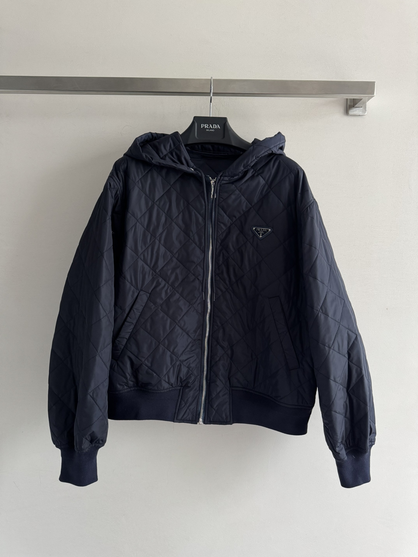 NO:505763,With dust bag Prad*25FW new diamond hooded down cotton jacket customized imported windproof and waterproof nylon material, down cotton filling inner lining, light and warm, zipper plaque design, threaded edge contour treatment, diamond embossing throughout the body, pocket hand warming increases capacity, rich and practical design, hem cuffs are elastic and fit more inclusive, full of details, the chest standard triangular logo logo is very recognizable and loose, versatile and not picky about body shape, casually matched with casual pants or jeans, can be easily controlled by commuting and casual, three colors available, SML, prada, jeans, down jacket, hats, alexander wang19860909配防尘袋Prad*25FW新款菱格连帽羽绒棉服定制进口防风防水尼龙材质,羽绒棉填充内里,轻盈又保暖,拉链开襟设计,螺纹包边轮廓处理,通体采用菱格压纹,口袋暖手增大容量,设计丰富实用,下摆袖口松紧更合身包容,细节满满,胸口标配三角徽标logo很有辨识度宽松版型,百搭不挑身材、随便搭配休闲裤或牛仔裤都很通勤休闲都能轻松驾驭,三色可选SML,,prada,jeans,down jacket,hats,alexander wang,Women's clothing