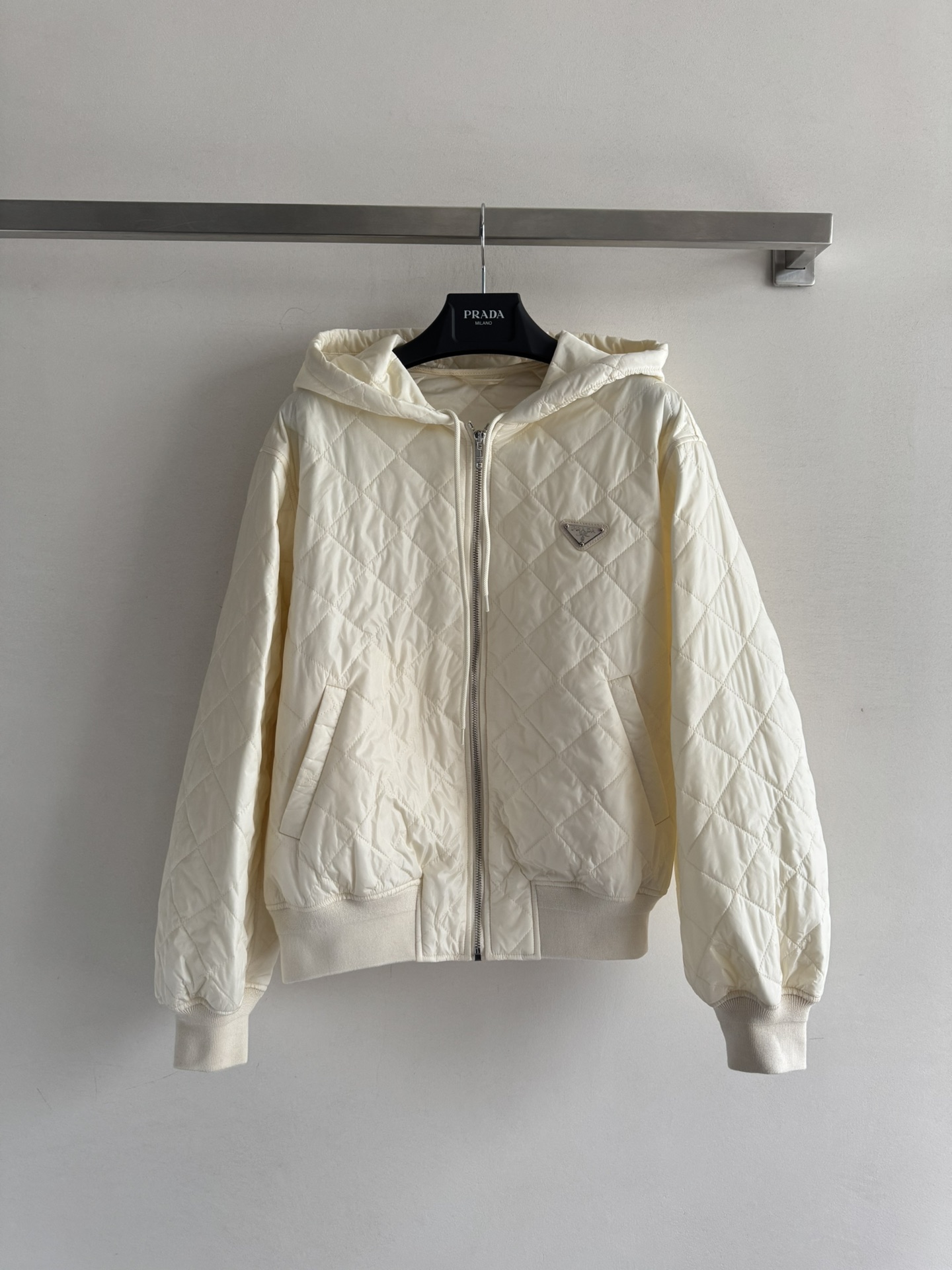 NO:505770,With dust bag Prad*25FW new diamond hooded down cotton jacket customized imported windproof and waterproof nylon material, down cotton filling inner lining, light and warm, zipper plaque design, threaded edge contour treatment, diamond embossing throughout the body, pocket hand warming increases capacity, rich and practical design, hem cuffs are elastic and fit more inclusive, full of details, the chest standard triangular logo logo is very recognizable and loose, versatile and not picky about body shape, casually matched with casual pants or jeans, can be easily controlled by commuting and casual, three colors available, SML, prada, jeans, down jacket, hats, alexander wang19860909配防尘袋Prad*25FW新款菱格连帽羽绒棉服定制进口防风防水尼龙材质,羽绒棉填充内里,轻盈又保暖,拉链开襟设计,螺纹包边轮廓处理,通体采用菱格压纹,口袋暖手增大容量,设计丰富实用,下摆袖口松紧更合身包容,细节满满,胸口标配三角徽标logo很有辨识度宽松版型,百搭不挑身材、随便搭配休闲裤或牛仔裤都很通勤休闲都能轻松驾驭,三色可选SML,,prada,jeans,down jacket,hats,alexander wang,Women's clothing