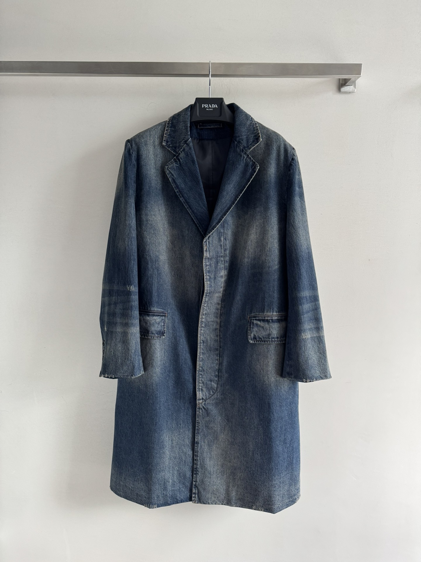 NO:505778,Prad*25FW new suit collar denim jacket with neat silhouette and denim wash texture is highly inclusive, showing a modern tone, the overall shape combines work style and urban exquisiteness. Both men and women can wear the same style and come with a lazy atmosphere. SML-,,prada, jackets & coats,business suit,alexander wang19860909Prad*25FW新款西装领牛仔长外套以利落廓形与丹宁洗水质感 包容性强 彰显摩登基调,整体造型融合工装率性与都市精致,男女同款都可以穿搭出场自带慵懒氛围感SML-,,prada,jackets & coats,business suit,alexander wang,Women's clothing