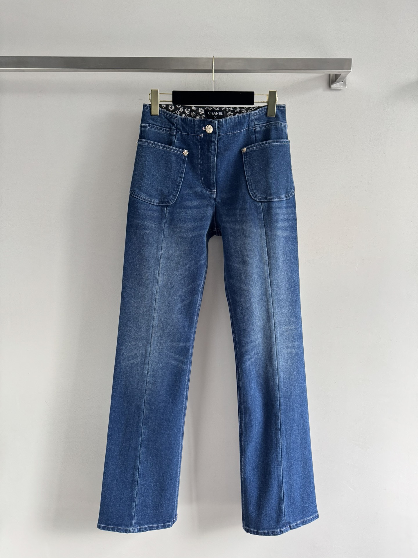 NO:505788,CHANE*25FW new jean trousers imported from washing fabric, three-dimensional and stylish, easy to wear, easy to make you look slim, simple and fashionable, not picky, upper body to modify the legs, show the beauty of the lines, no matter how you wear it, it is simple and elegant, a pair of jeans that never goes out of date. It is fashionable and easy to control when matching it casually!  SML, chanel, jeans, alexander wang19860909CHANE*25FW新款牛仔长裤进口洗水面料 立体有型 版型好穿好搭好显瘦 简约时尚不挑人 上身修饰腿型 展现线条美感 怎么穿搭都简单显高级永不过时的一款牛仔裤 随意搭配都时髦好驾驭！SML,,chanel,jeans,alexander wang,Women's clothing