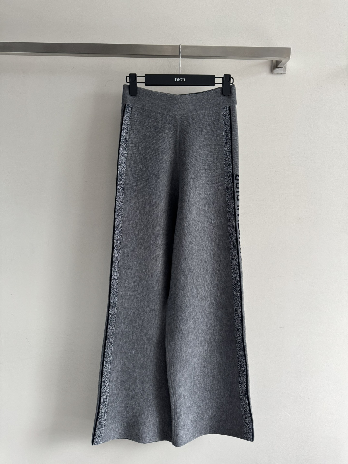 NO:505793,DIO*25FW new cashmere trousers are absolutely high-end, with solid color + letter jacquard on one side and classic presbyopia on the other side, which is a perfect sense of high-end and fashionable!  The wide-leg pants adds a fashionable element, and also lengthens the leg lines, making the legs look longer. In general, these pants are very suitable for casual wear and easily create a fashionable and fashionable style. SML, dior, alexander wang19860909DIO*25FW新品羊绒长裤绝对的高级精品,一面是纯色+字母提花,另一面是经典老花图案,妥妥的高级时髦感！阔腿的裤脚增添了时尚元素,同时也拉长了腿部线条,让腿部看起来更加修长.总的来说这款裤子非常适合休闲场合穿着,轻松打造出时尚的潮流风格.SML,,dior,alexander wang,Women's clothing