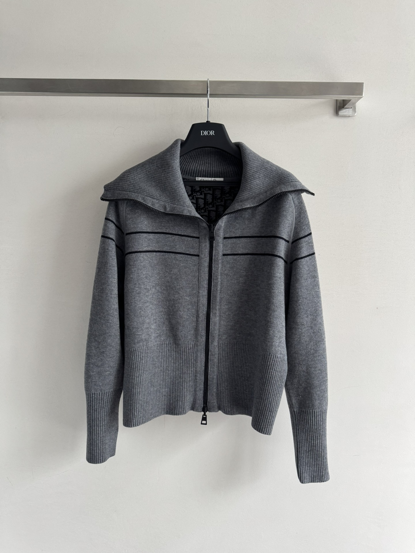 NO:505803,Dio* 2025 early autumn new style D's classic cashmere cardigan jacket, on one side, it is the 'luxury brand confidence' full of classic presbyopia, and on the other side, it is the 'relaxed atmosphere' of simple solid color. A piece of clothing has two styles, and it is paired with shirts, skirts, and jeans. Ordinary people directly advance to the 'Human Rich Flower' presbyopia full of presbyopia, the classic presbyopia comes with a 'luxury brand filter'. The jacquard craftsmanship is three-dimensional and exquisite. When you go to dinners and to see exhibitions, the nobleness of 'Dio* Girl' comes to your face!  Solid color surface is simple solid color + letter jacquard, low-key hides 'little trick', daily commuting and shopping, full of slackness, paired with a canvas bag + dad shoes, 'fashionable and effortless' atmosphere beauty control~SML,,dior,dior,skirts,jeans,jackets & coats,shirts,alexander wang19860909Dio*2025早秋新款 D家经典羊绒开衫外套,一面是经典老花满印的“奢牌底气”,一面是简约纯色的“松弛氛围”,一件衣服两种风格,搭衬衫、半裙、牛仔裤都封神,普通人穿直接进阶“人间富贵花”老花面满印经典老花自带“奢牌滤镜”,提花工艺立体又精致,穿去晚宴、看展,“Dio*女孩”的贵气扑面而来！纯色面简约纯色+字母提花,低调藏着“小心机”,日常通勤、逛街穿,松弛感拉满,配个帆布包+老爹鞋,“时髦不费力”的氛围美人拿捏～SML,,dior,dior,skirts,jeans,jackets & coats,shirts,alexander wang,Women's clothing