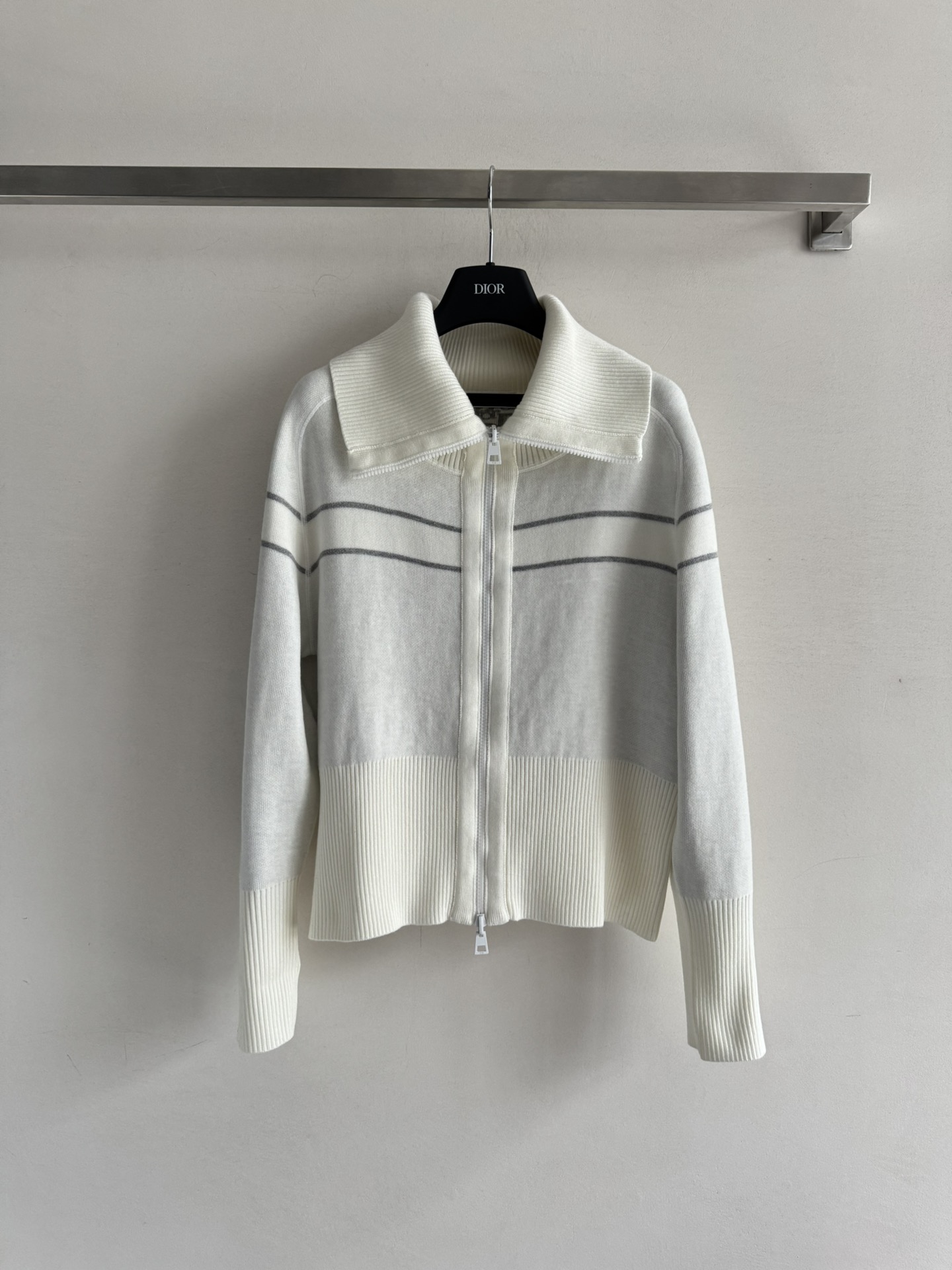 NO:505812,Dio* 2025 early autumn new style D's classic cashmere cardigan jacket, on one side, it is the 'luxury brand confidence' full of classic presbyopia, and on the other side, it is the 'relaxed atmosphere' of simple solid color. A piece of clothing has two styles, and it is paired with shirts, skirts, and jeans. Ordinary people directly advance to the 'Human Rich Flower' presbyopia full of presbyopia, the classic presbyopia comes with a 'luxury brand filter'. The jacquard craftsmanship is three-dimensional and exquisite. When you go to dinners and to see exhibitions, the nobleness of 'Dio* Girl' comes to your face!  Solid color surface is simple solid color + letter jacquard, low-key hides 'little trick', daily commuting and shopping, full of slackness, paired with a canvas bag + dad shoes, 'fashionable and effortless' atmosphere beauty control~SML,,dior,dior,skirts,jeans,jackets & coats,shirts,alexander wang19860909Dio*2025早秋新款 D家经典羊绒开衫外套,一面是经典老花满印的“奢牌底气”,一面是简约纯色的“松弛氛围”,一件衣服两种风格,搭衬衫、半裙、牛仔裤都封神,普通人穿直接进阶“人间富贵花”老花面满印经典老花自带“奢牌滤镜”,提花工艺立体又精致,穿去晚宴、看展,“Dio*女孩”的贵气扑面而来！纯色面简约纯色+字母提花,低调藏着“小心机”,日常通勤、逛街穿,松弛感拉满,配个帆布包+老爹鞋,“时髦不费力”的氛围美人拿捏～SML,,dior,dior,skirts,jeans,jackets & coats,shirts,alexander wang,Women's clothing