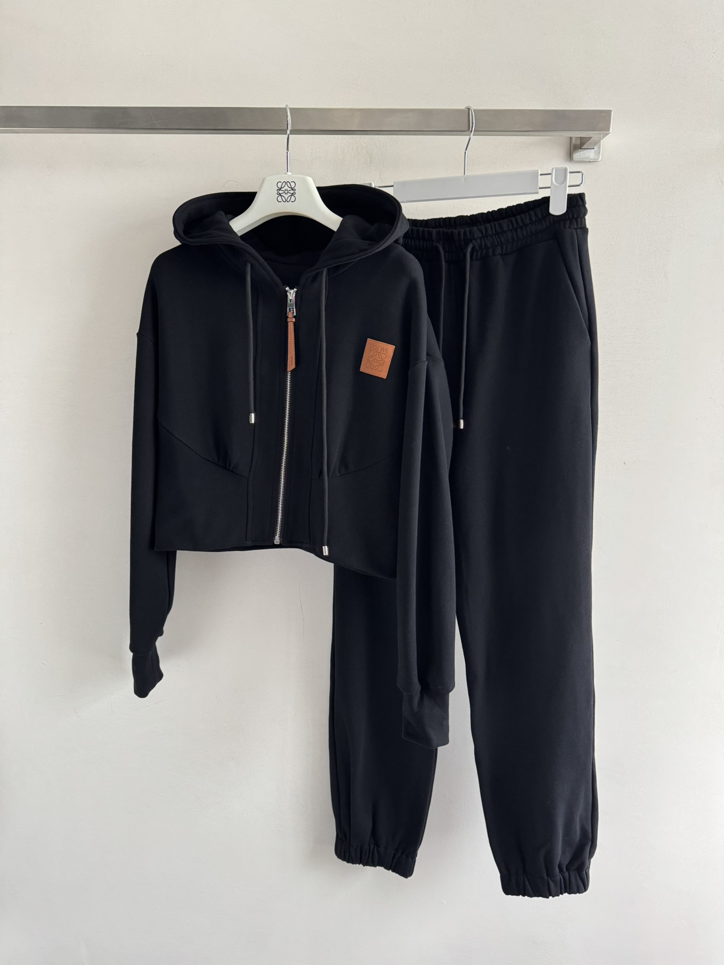 NO:506552,Loew*25FW new hooded sweatshirt suit hooded zipper sweatshirt jacket drawstring elastic waist leg trousers. A set of casual, comfortable and sports style is very nice leather logo design and exquisitely designed. It is easy to control even if you match it separately. It is super good in style. It is not picky about people. It is easy to control every day when going out on the street. It is cool and handsome. It is a must-have for fashionable people. It must plant grass. SML-, loewe, hoodie, sweatshirts, jackets & coats, hats, alexander wang19860909Loew*25FW新款连帽卫衣套装连帽拉链卫衣外套抽绳松紧腰束腿裤 一套上身休闲舒适运动风很nice皮质logo设计精致加分 即便分开去做搭配也是轻松好驾驭,版型超好 不挑人穿 轻松好驾驭日常出街酷帅即视感 时髦精必入,必须种草SML-,,loewe,hoodie,sweatshirts,jackets & coats,hats,alexander wang,Women's clothing