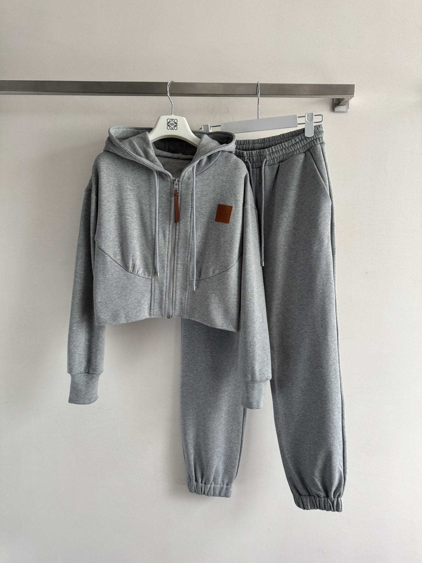 NO:506562,Loew*25FW new hooded sweatshirt suit hooded zipper sweatshirt jacket drawstring elastic waist leg trousers. A set of casual, comfortable and sports style is very nice leather logo design and exquisitely designed. It is easy to control even if you match it separately. It is super good in style. It is not picky about people. It is easy to control every day when going out on the street. It is cool and handsome. It is a must-have for fashionable people. It must plant grass. SML-, loewe, hoodie, sweatshirts, jackets & coats, hats, alexander wang19860909Loew*25FW新款连帽卫衣套装连帽拉链卫衣外套抽绳松紧腰束腿裤 一套上身休闲舒适运动风很nice皮质logo设计精致加分 即便分开去做搭配也是轻松好驾驭,版型超好 不挑人穿 轻松好驾驭日常出街酷帅即视感 时髦精必入,必须种草SML-,,loewe,hoodie,sweatshirts,jackets & coats,hats,alexander wang,Women's clothing