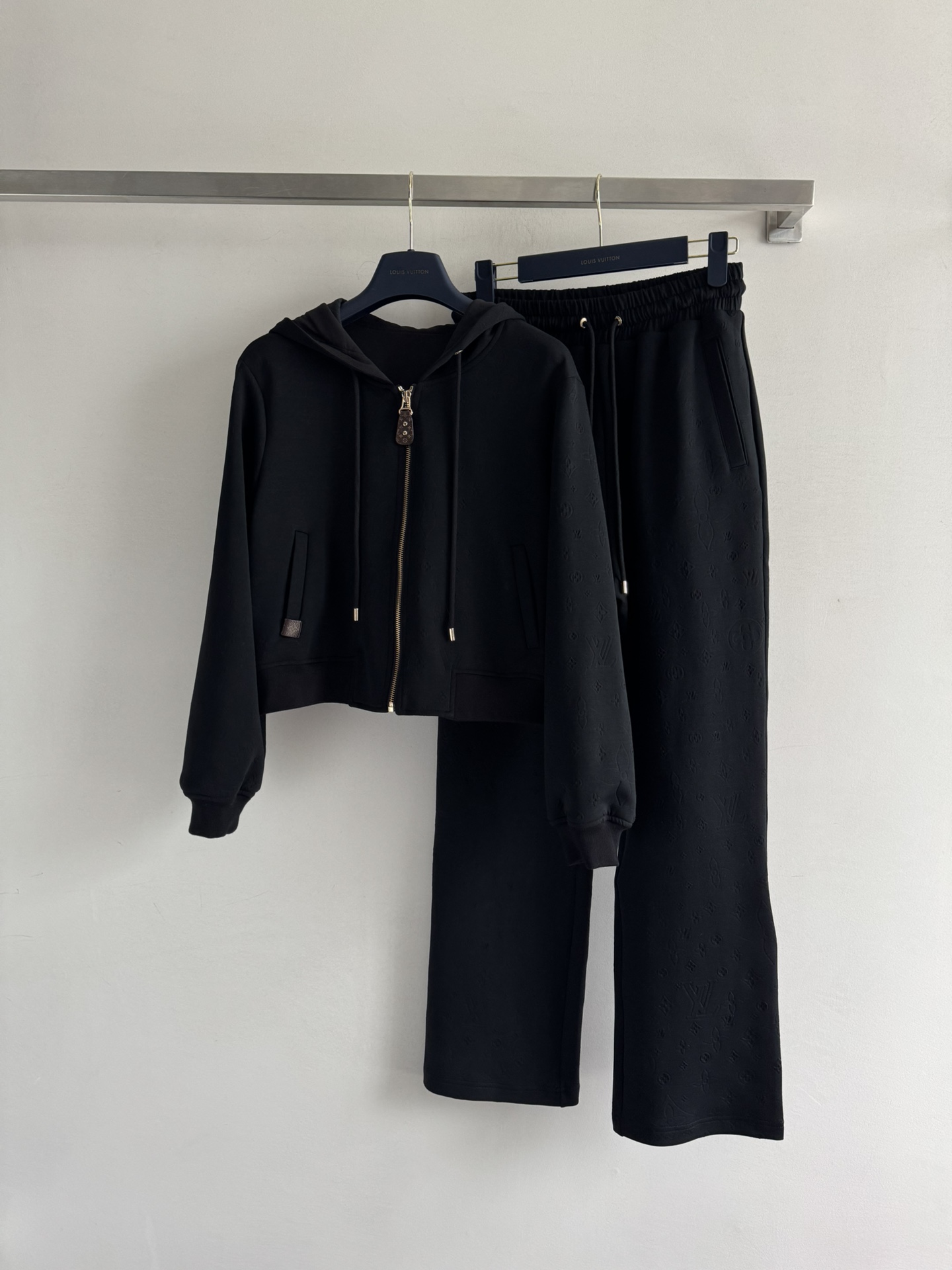 NO:506542,LouisVuitto*FW new sports suit zipper hooded sweatshirt jacket casual drawstring elastic pants classic old jacquard letter decoration luxury and atmospheric upper body high-end and fashionable regular style not picky, simple and fashionable without losing personality, cool and fashionable!  SML, louis vuitton, hoodie, sweatshirts, jackets & coats, hats, alexander wang19860909LouisVuitto*FW新品运动套装拉链连帽卫衣外套休闲抽绳松紧裤 经典老提花字母装饰 奢华大气 上身高级又时髦 常规版型不挑人 简约时尚不失个性 酷帅潮流！SML,,louis vuitton,hoodie,sweatshirts,jackets & coats,hats,alexander wang,Women's clothing