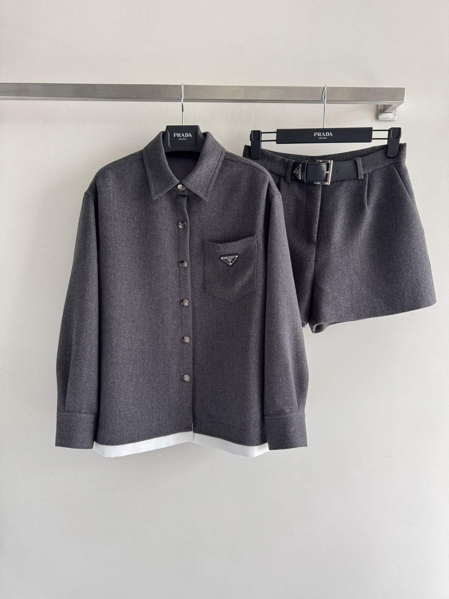 NO:507232,prad*25FW new product set - imported custom wool blend fabric with excellent texture. Classic regular lapel design. Hem spliced ​​white edges. The upper body is nostalgic and fashionable. It is super handsome and easy to go out with the same shorts. A set of upper body looks aura that rises and is sweet and cool. Who can resist the outfit? SML-,,prada, shorts,alexander wang19860909prad*25FW新品套装——进口定制羊毛混纺面料质感超赞 经典常规翻领设计 下摆拼接白边,上身怀旧时髦感超级帅气与同款短裤搭配轻松出街,一套上身look气场整个上升可甜可酷的气质穿搭谁能抵挡的了呢SML-,,prada,shorts,alexander wang,Women's clothing