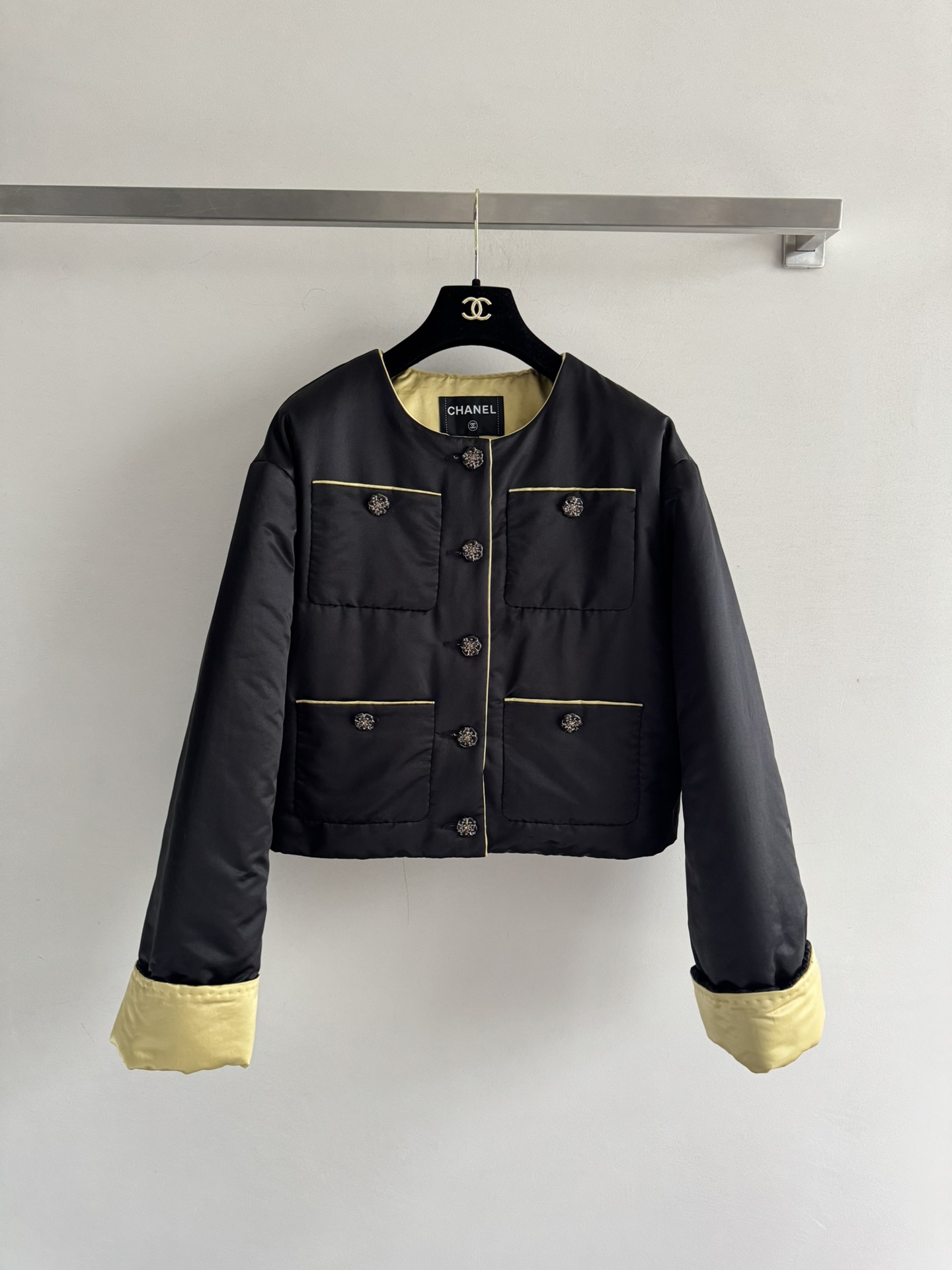 NO:568346,CHANE*25FW new Chinese style show style is here. The round neck satin short cotton jacket lining is matched with gold to create a dazzling visual effect. The Chinese style contrast roll sleeve design is decorated with open-mold camellia buttons. It is exquisite and luxurious. The texture is fluffy and soft. It is comfortable and warm, and the upper body is full of elegance. SML-,,chanel,jackets & coats,alexander wang19860909CHANE*25FW新中式秀款来袭 圆领缎面短款棉服外套里衬搭配金色碰撞出亮眼视觉效果中式撞色卷边袖设计 开模山茶花扣装饰精致奢华质感蓬松柔软 舒适保暖,上身尽显优雅气质SML-,,chanel,jackets & coats,alexander wang,Women's clothing