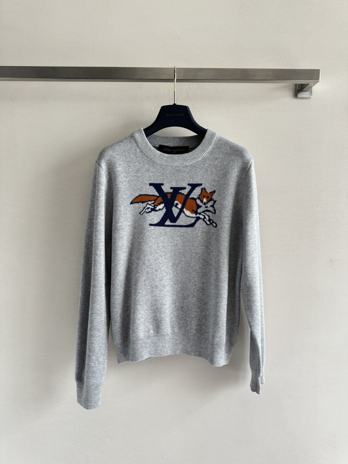 NO:506532,LouisVuttn*25FW new pullover sweater, LOGO printed decoration on the chest, round neck is simple and versatile, soft and comfortable, full and delicate woven surface, gentle and gentle, regular version, free and unrestrained, and can be worn on daily commute!  3 colors SML, louis vuitton,alexander wang19860909LouisVuttn*25FW新款套头毛衫 胸前LOGO印花装饰 圆领简洁百搭,质感柔软舒适,织面饱满细腻上身显温柔气质 常规版型上身自在无束缚,日常通勤都可穿！3色SML,,louis vuitton,alexander wang,Women's clothing