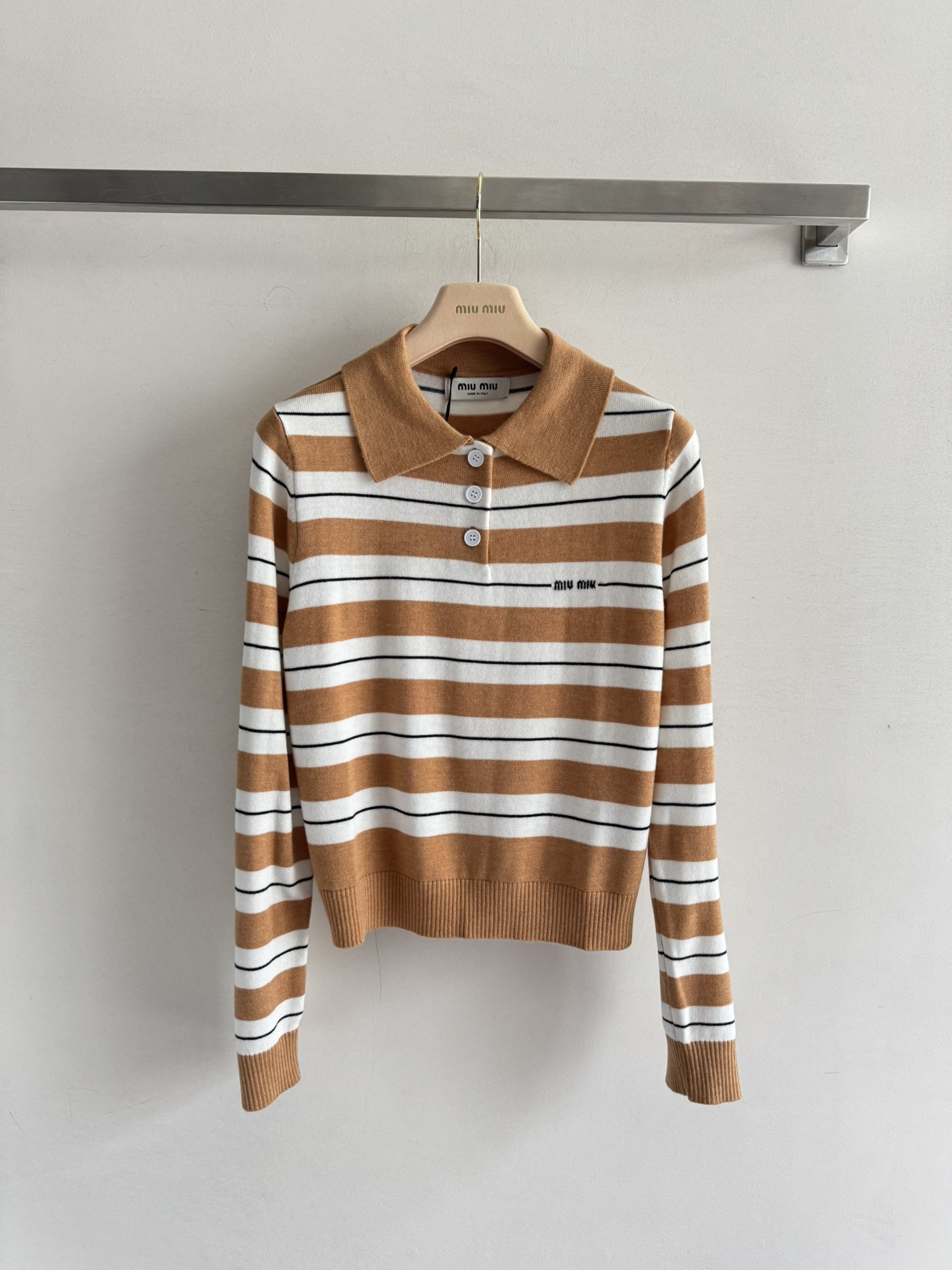 NO:506537,MiuMi*25FW new POLO collar sweater, lapel stripe design and chest logo letter embroidery to make it look slim and versatile. The fabric is very soft and neic. The age-reducing girl-style outfits are academic style and a bit hot girl-like. Full of energy. It is easy to match with SML-,,miumiu,alexander wang19860909MiuMi*25FW新款POLO领针织衫,翻领条纹设计搭配胸前logo字母刺绣显瘦百搭 面料质感很柔软neic 减龄少女系穿搭 穿出学院风 又带点辣妹感 元气满满 日常好搭配SML-,,miumiu,alexander wang,Women's clothing