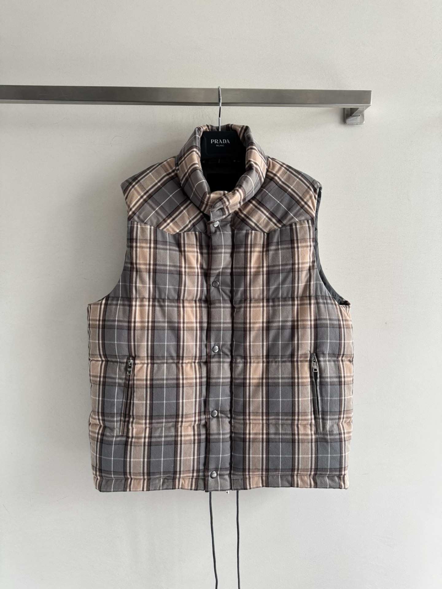 NO:507220,New style with dust bag Prad*25FW plaid stand-collar down vest jacket, light and lightweight, warm, snap design, zipper pocket decoration, classic and atmospheric, regular vest style, classic checkered embossed, stand-up collar out of time, windproof and cold, warm and fashionable, get rid of the traditional bloated feeling~ same style for men and women!  SML, prada, jackets & coats, down jacket, alexander wang19860909配防尘袋Prad*25FW新款 格子立领羽绒马甲外套 整件轻薄保暖 按扣设计拉链口袋装饰 经典大气 马甲常规版型 经典长方格压纹 立领不过时 防风御寒 保暖与时髦一体 摆脱传统臃肿感～男女同款！SML,,prada,jackets & coats,down jacket,alexander wang,Women's clothing