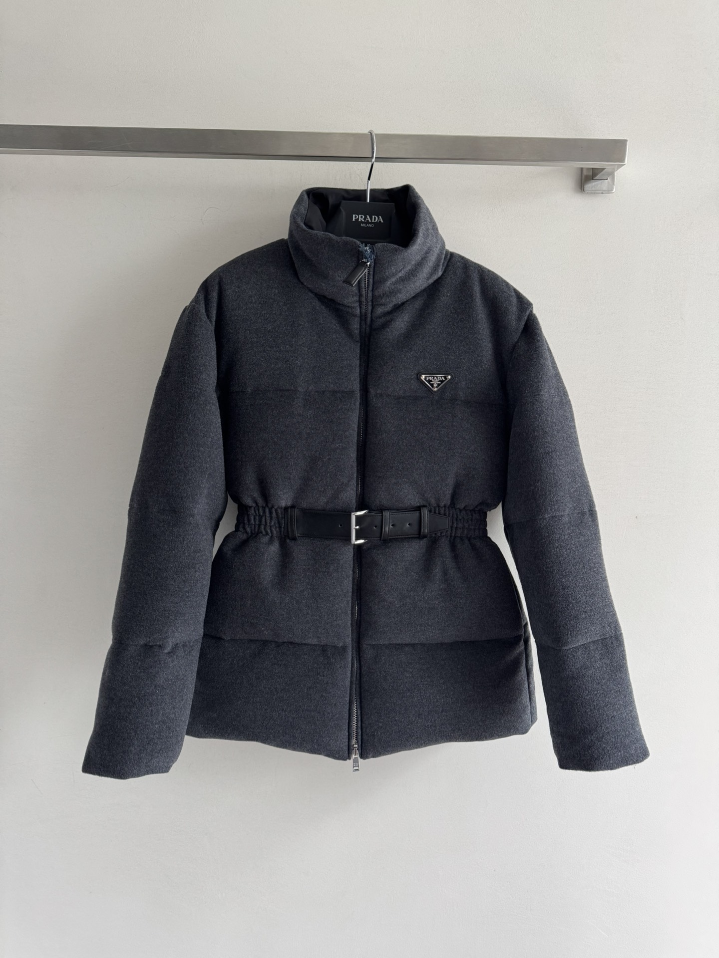 NO:507212,With dust bag PRAD* new style stand-up collar belt waist down jacket with three-dimensional tailoring waist design, leather belt decoration, classic triangle logo embellishment on the chest, fashionable and handsome upper body, using 90 white goose down, extremely warm, street style layered warm items, essential for autumn and winter!  SML, prada, jackets & coats, down jacket, alexander wang19860909配防尘袋PRAD*秋冬新款立领皮带束腰羽绒服外套 立体剪裁束腰设计 搭配皮质腰带装饰 胸前经典三角标logo点缀 版型上身时髦又帅气 采用90白鹅绒 保暖性极强 街头风叠搭保暖单品 秋冬必备！SML,,prada,jackets & coats,down jacket,alexander wang,Women's clothing