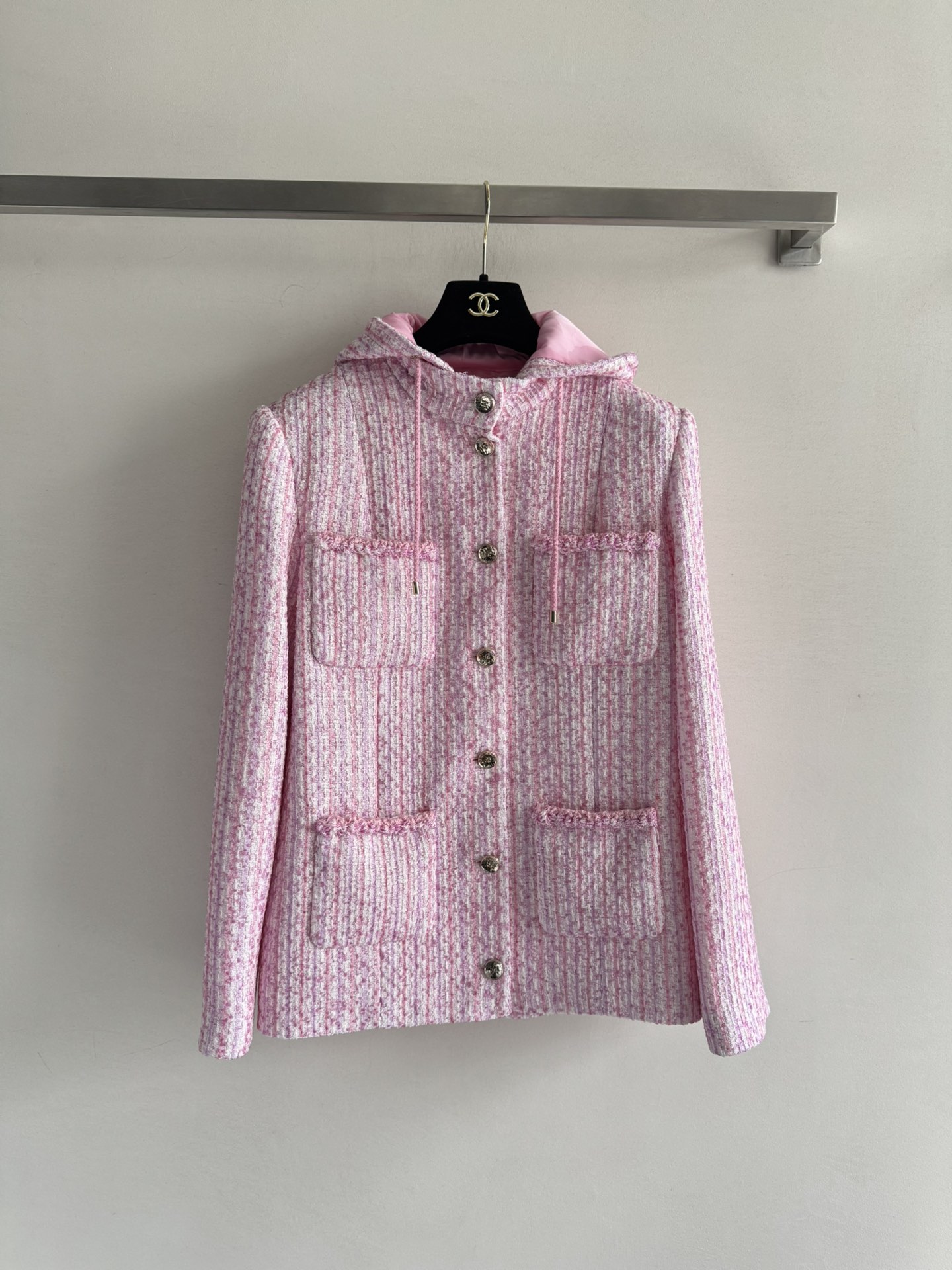 NO:507225,CHANE*25 autumn and winter new style, detachable hooded coarse jacket customized YB imported wool rough material, obvious texture, excellent texture, create a famous style of Xiangjia celebrity style, silhouette shoulder-shaped style, paired with hooded printed placket buckle decoration, casual details and elegant atmosphere, highlight the brand style, the woven texture interspersed with silver wire is obvious, showing luxury without losing temperament, multiple pocket embellishments, rich details, ready-to-wear makes the texture to the extreme, salty and sweet, fashionable jacket SML, chanel, chanel, jackets & coats, hats, alexander wang19860909CHANE*25秋冬新款 可拆卸连帽粗纺外套定制YB进口羊毛呢粗纺材质 肌理明显 质感上乘 打造香家名媛风典范 廓形正肩版型 搭配连帽印刻襟扣装饰 休闲感细节与优雅气息碰撞 凸显品牌格调 穿插银丝的编织肌理感明显 尽显奢华又不失气质 多重口袋点缀 丰富细节 成衣将质感做到极致 可盐可甜时髦外套SML,,chanel,chanel,jackets & coats,hats,alexander wang,Women's clothing