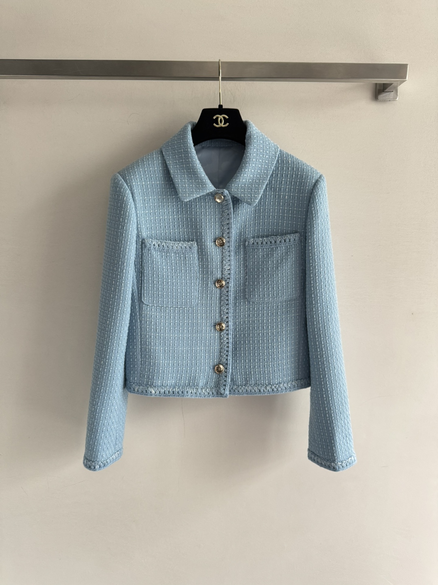 NO:507230,CHANE*25 new small fragrance jacket macaron color is gentle!  French retro texture shows temperament. High-end custom fabric. Lined mulberry silk jacquard is high-end and very silky and skin-friendly. Top quality that can be reached by the upper body. Elegant upper body. Exquisite and expensive SML-, chanel, jackets & coats, alexander wang.19860909CHANE*25新款小香风外套马卡龙色系温柔感拉满！法式复古肌理显气质 高级定制面料 内衬桑蚕丝提花高级非常丝滑亲肤 上身即可触达的顶级品质 上身优雅 精致矜贵SML-,,chanel,jackets & coats,alexander wang,Women's clothing