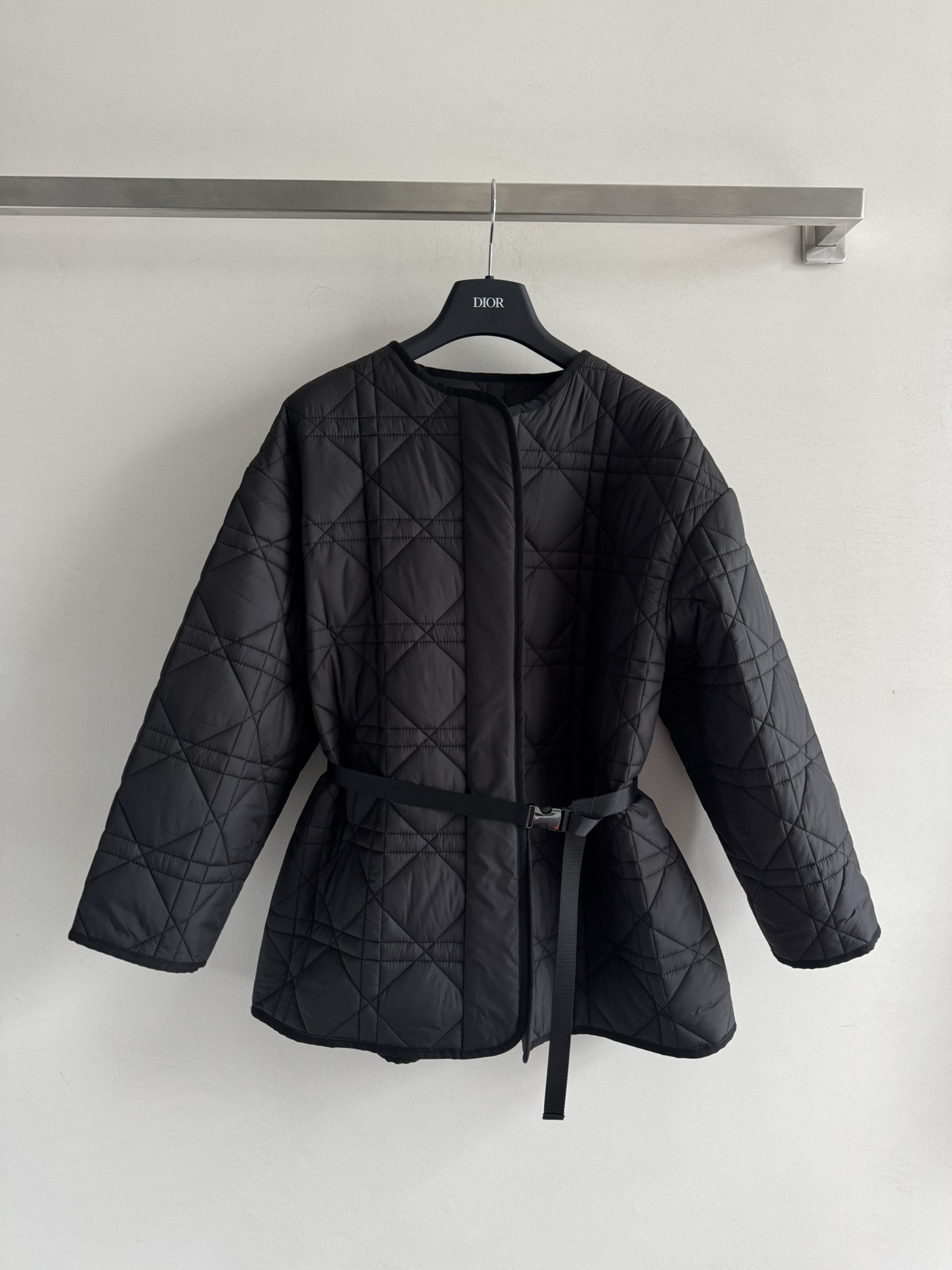 NO:508043,Dio*25 autumn and winter rag plaid cotton jacket, classic diamond plaid jacket, low-key luxury and warm! No-button design + waist belt, super-modified body shape, loose silhouette, cover flesh and make it look slimming, suitable for a variety of figures. The details of the cuffs and waist are exquisite, practical and design, and can be worn for commuting and casual, fashionable and versatile! Monochrome SML,,dior, jackets & coats,alexander wang19860909Dio*25秋冬藤格纹棉服外套,经典菱格纹外套 低调奢华又保暖!无扣设计+收腰腰带,修饰身形超显 宽松廓形,遮肉显瘦,适合多种身材.袖口和腰部细节精致,实用又有设计感,通勤休闲都能穿,时髦又百搭!单色SML,,dior,jackets & coats,alexander wang,Women's clothing