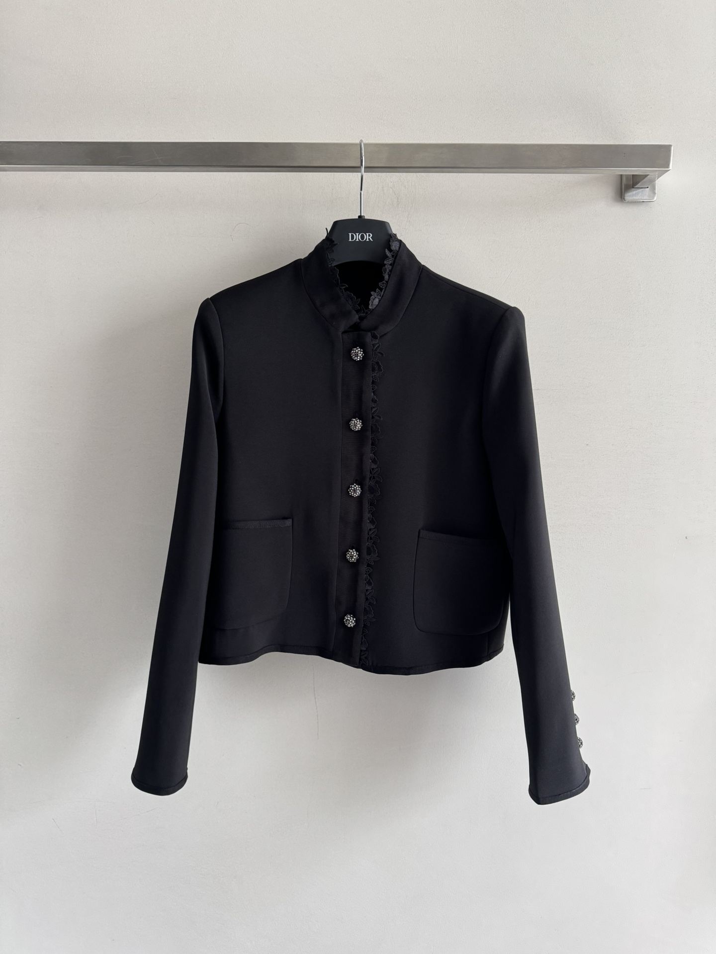 NO:508033,Dio*25 autumn and winter new silk wool blend jacket, stand-alone lace design, it makes it look straighter and upright with the body, highlights temperament, rhinestones used buttons enrich visual effect, symmetrical pocket modification proportion, extends from the neckline to the front, hidden water-soluble hollow lace wrap decoration, the upper body is more prominent and elegant, full of high-end texture, essential for white and rich beauty SML,,dior, jackets & coats,alexander wang19860909Dio*25秋冬新款丝羊毛混纺外套,立领蕾丝花边设计,紧贴身形更显挺拔 突出气质 水钻做旧钮扣丰富视觉效果 对称口袋修饰比例 自领口延伸至前襟 隐藏式水溶镂空花边包裹修饰 上身更突出优雅大方 高级质感满满 ,白富美必备 SML,,dior,jackets & coats,alexander wang,Women's clothing